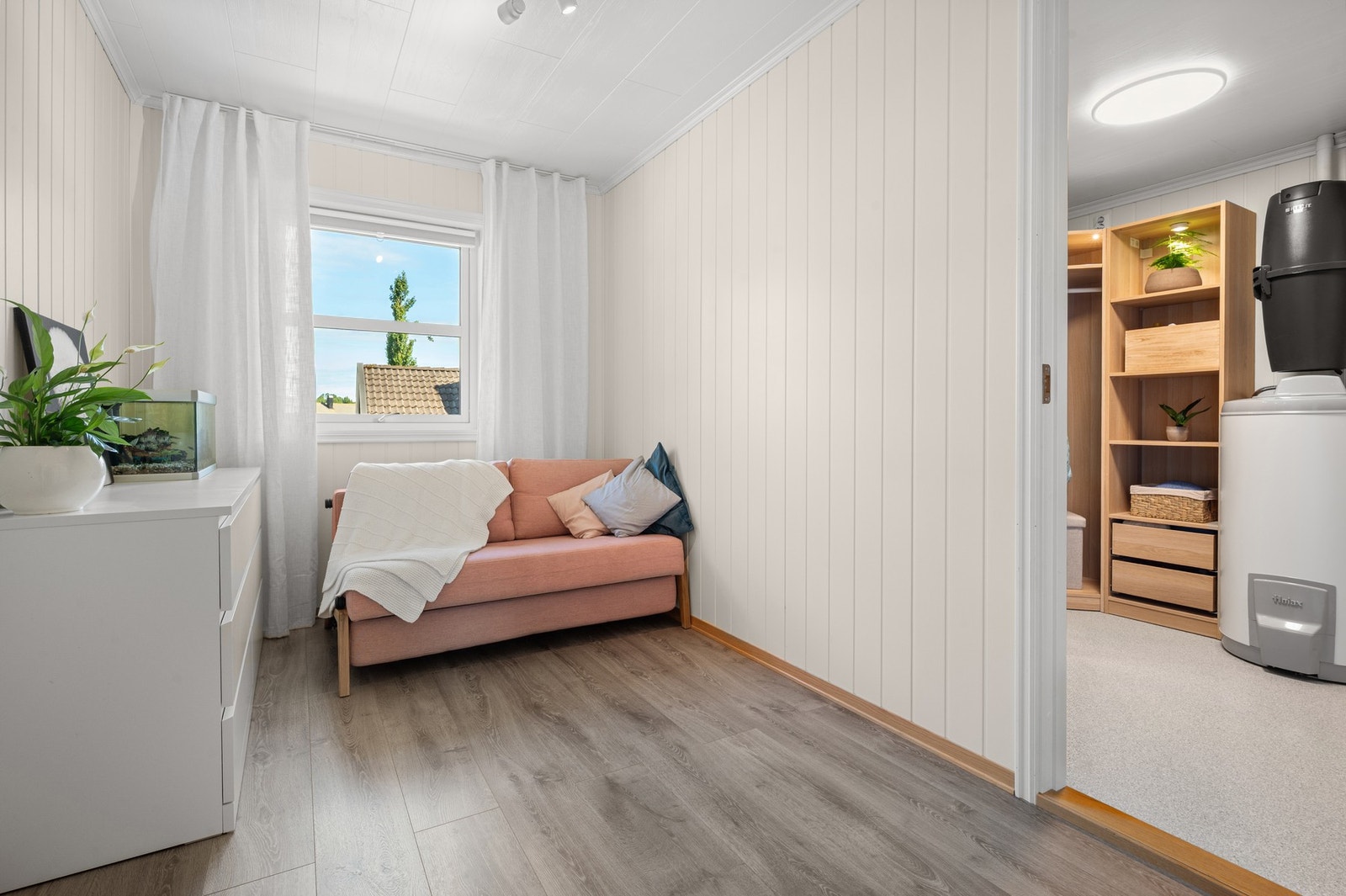 Nærhet til walk-in garderobe og vaskerom gjør hverdagen mer praktisk og frigjør verdifull oppbevaringsplass i resten av boligen Galleribilde