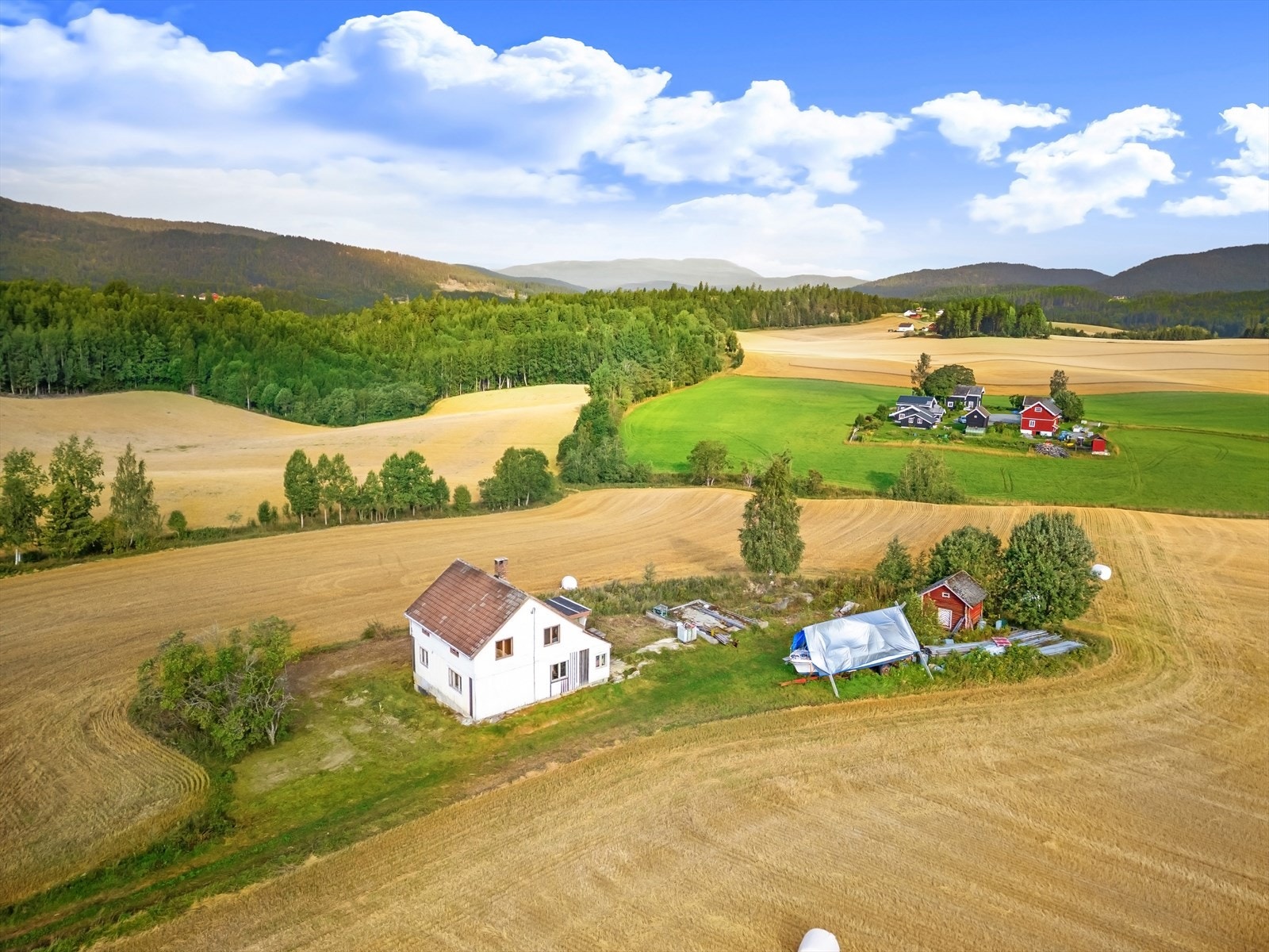 Området er preget av spredt bebyggelse og landbrukseiendommer. Galleribilde