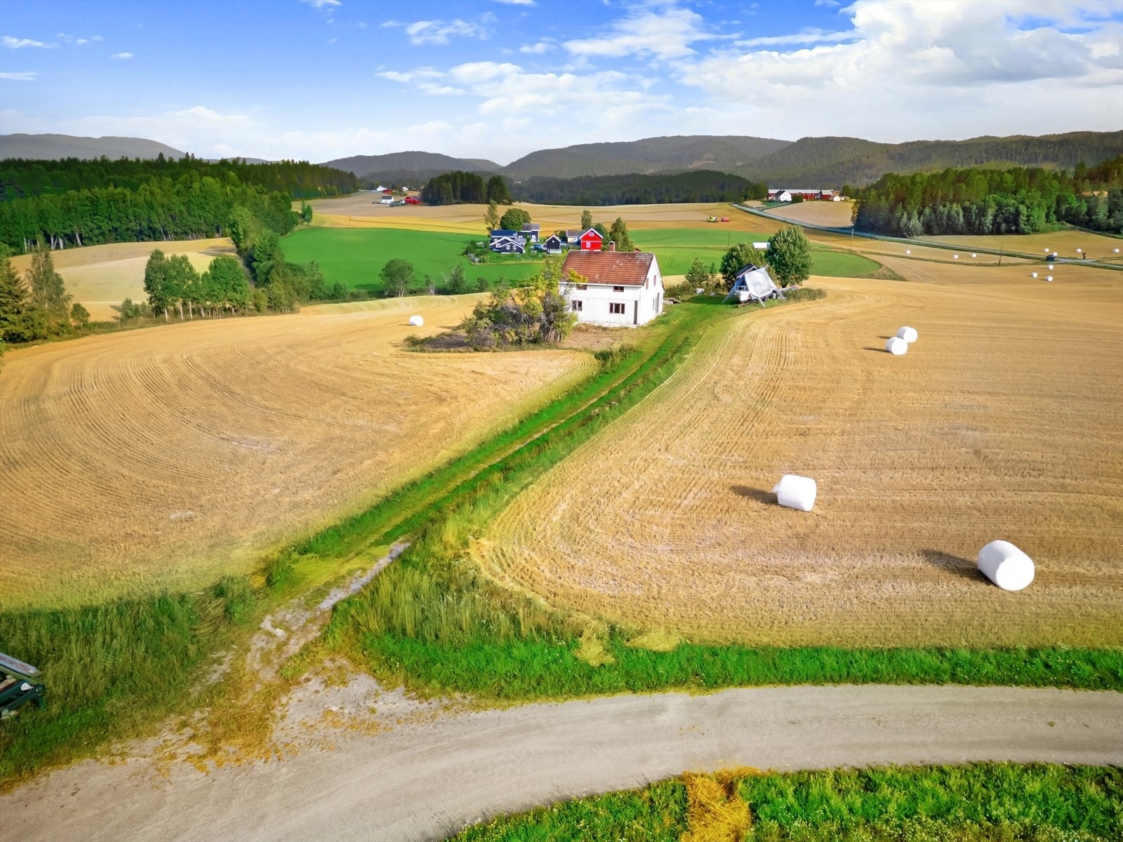 Rivningsklar enebolig på en stor tomt på ca. 1,5 mål i landlige omgivelser. Galleribilde