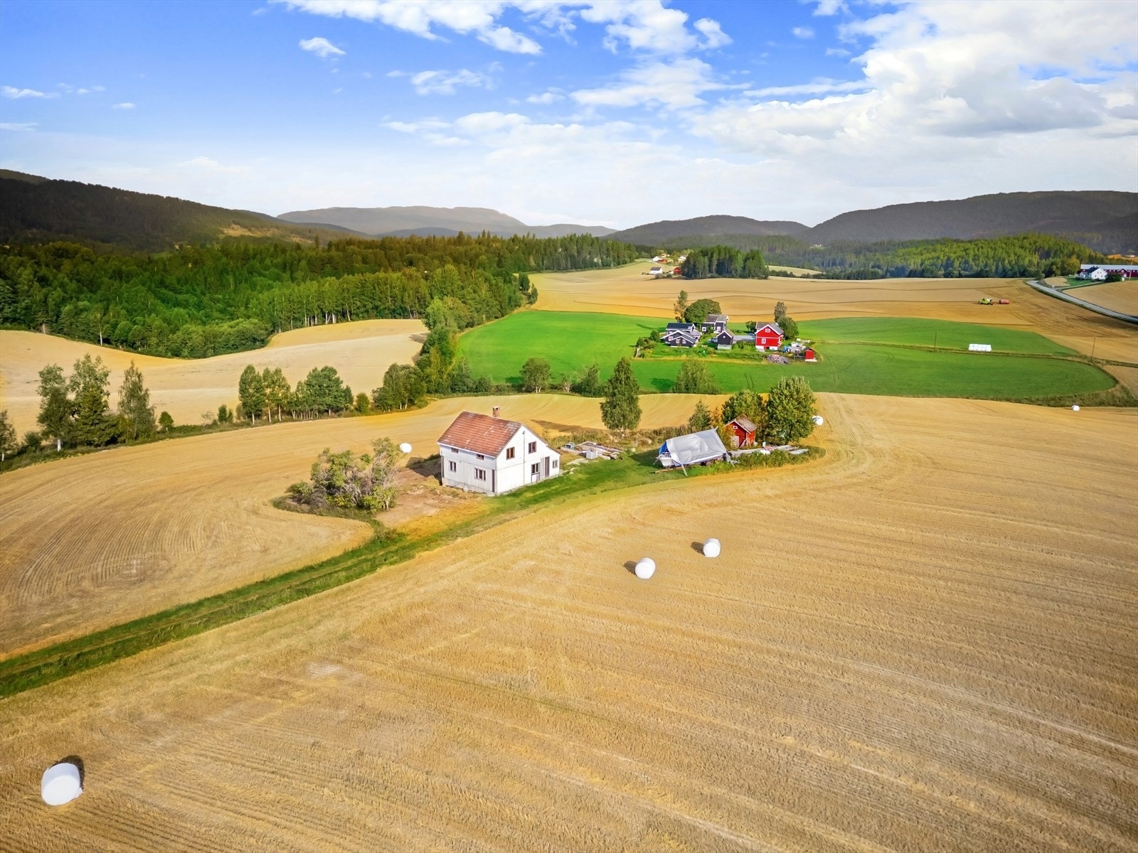 Eiendommen ligger på Simostranda i Modum kommune, omgitt av et åpent landlig område. Galleribilde