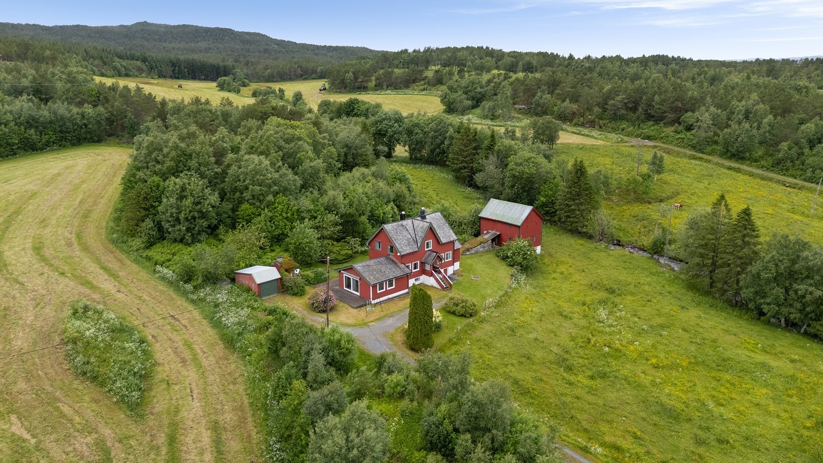 En innholdsrik eiendom, omringet av vakker natur! Galleribilde