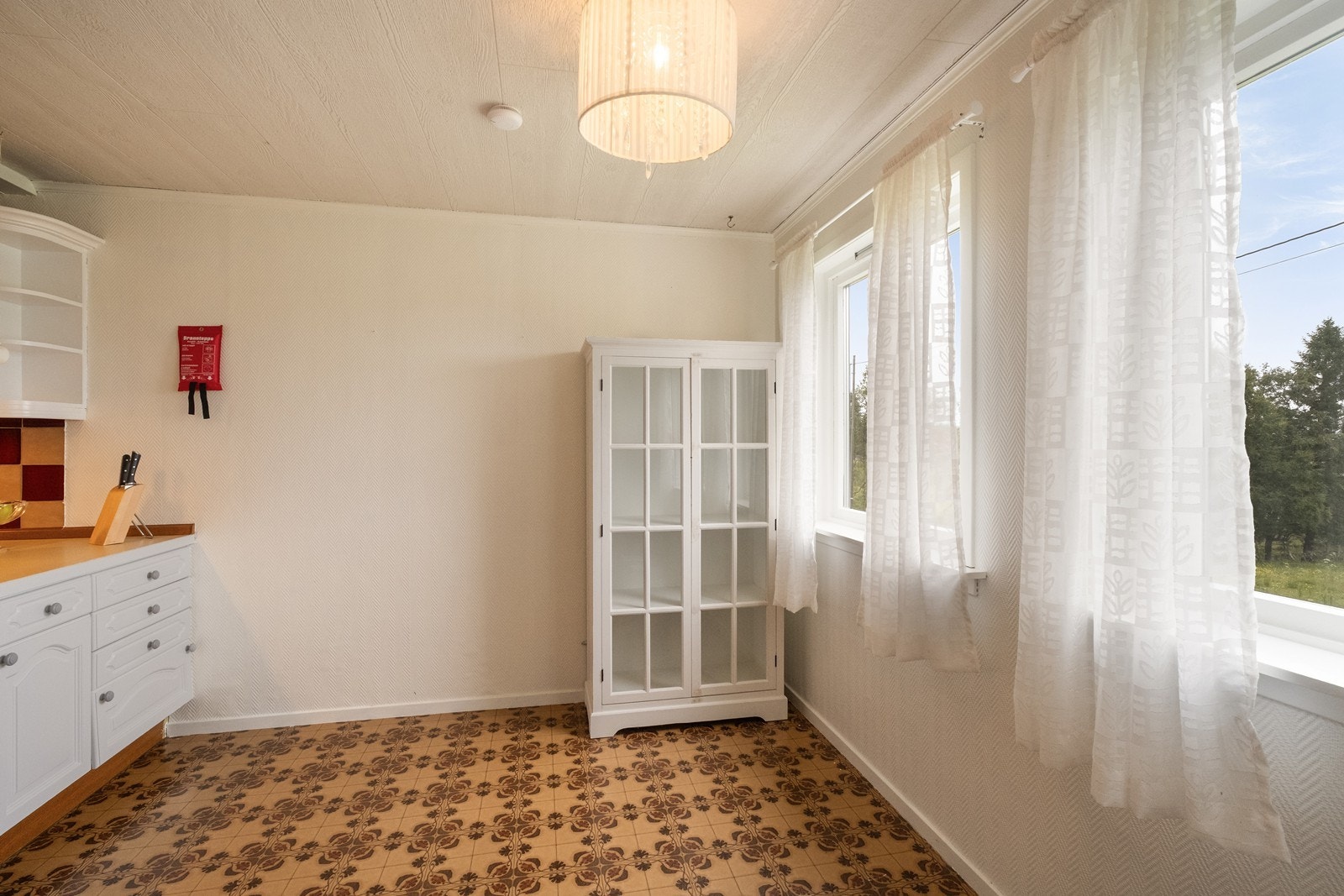 Kjøkkenet har en romslig område som er naturlig for spisebord/ spisestue. Galleribilde