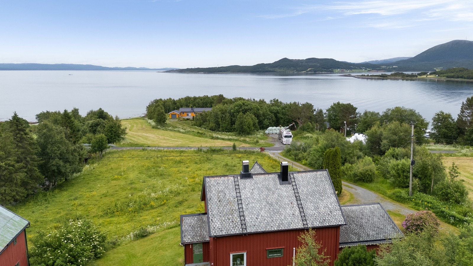 Eiendommen har nærhet til fjorden og omkringliggende natur. Galleribilde