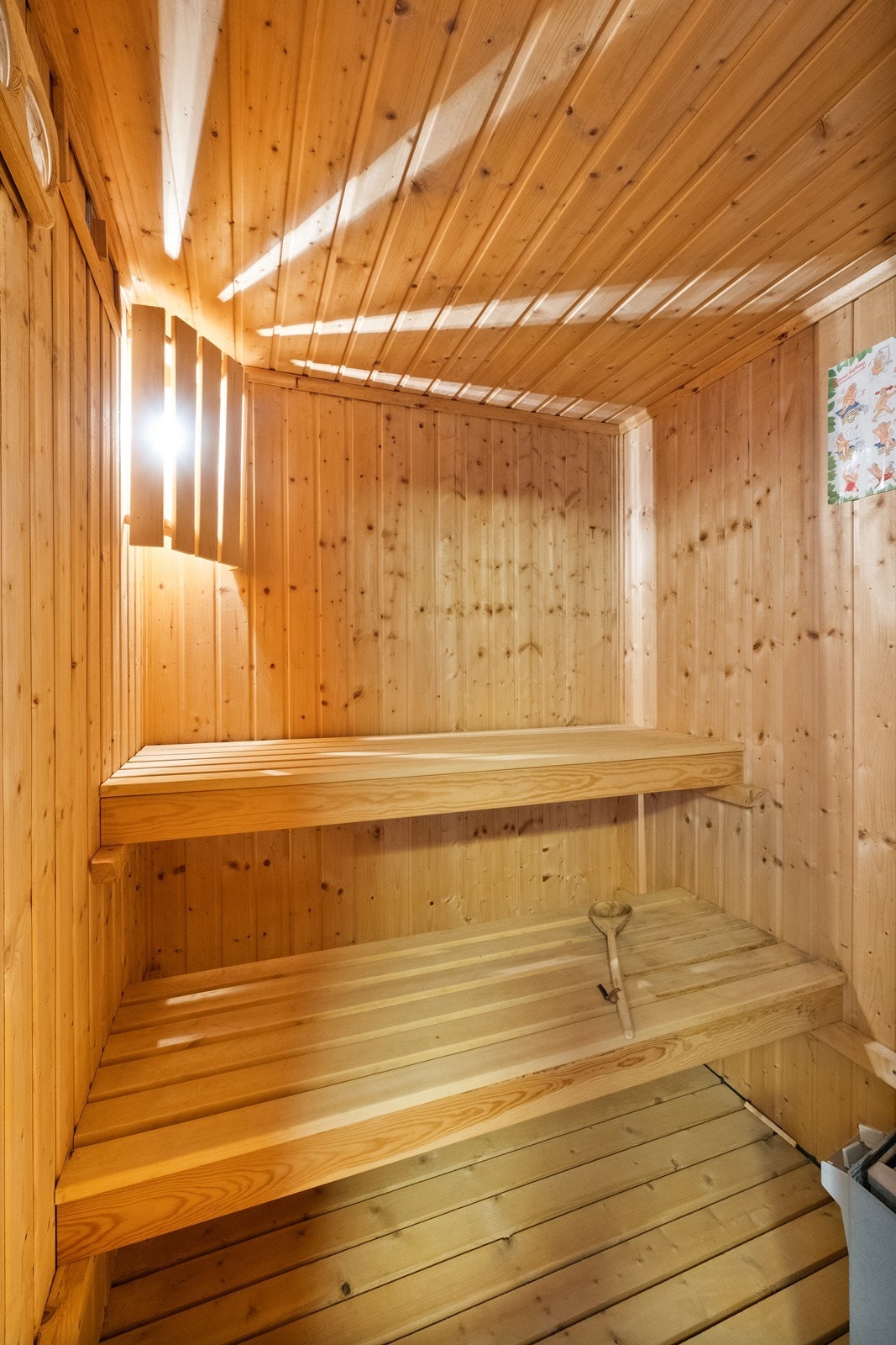 Det er etablert badstue i forbindelse med badet, innredet med tremmegulv, vegger og tak i panel, samt badstuovn. Galleribilde