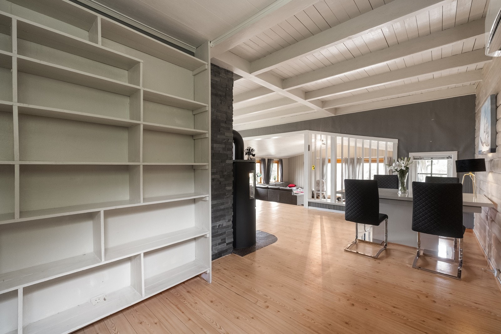Stuen er også utvidet mot nordvest, og det som tidligere var kjøkken er i dag åpent rom. Galleribilde