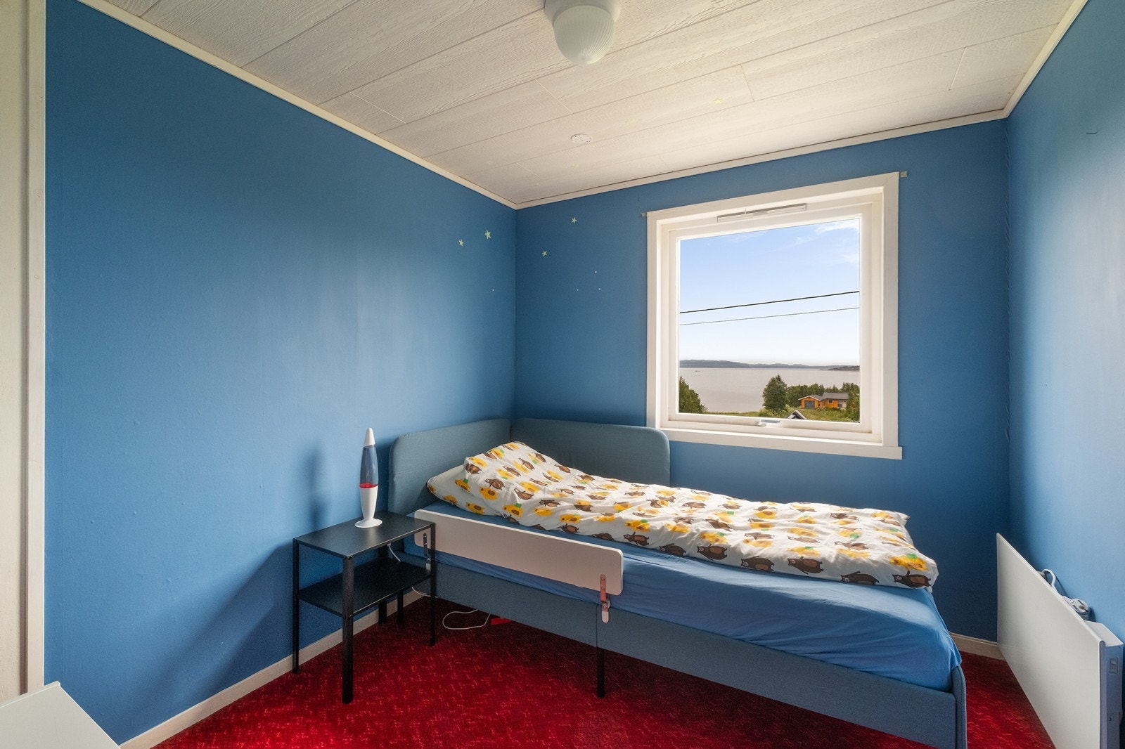 Barnerommet har plass til seng og skrivebord, med utsikt til havet. Galleribilde