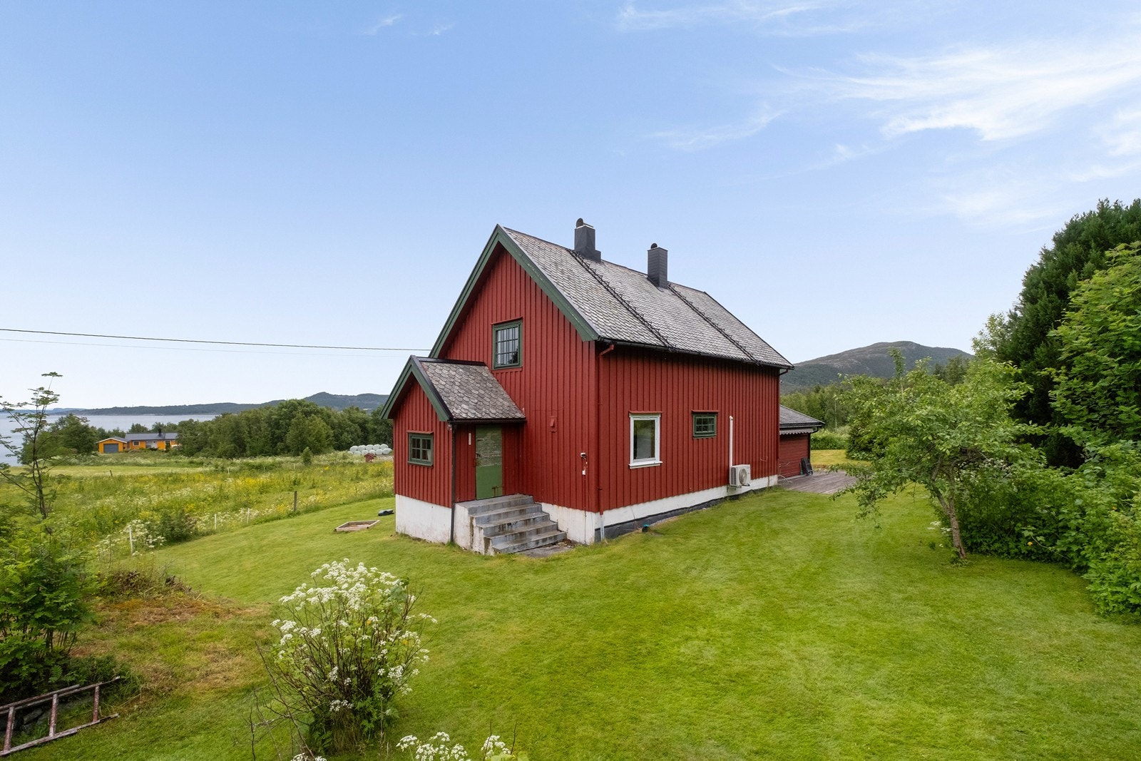 Fasade vest og hageområde Galleribilde