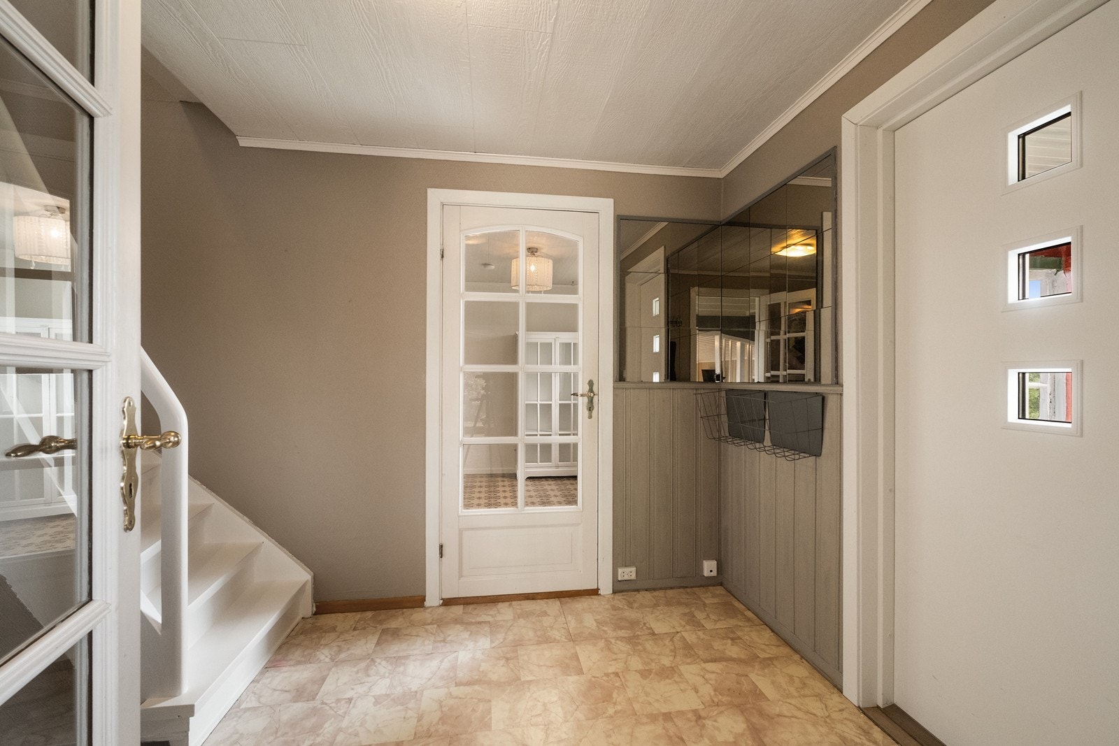 Fra entréen har man både tilgang til trappen og dør til kjøkken og stue. Galleribilde