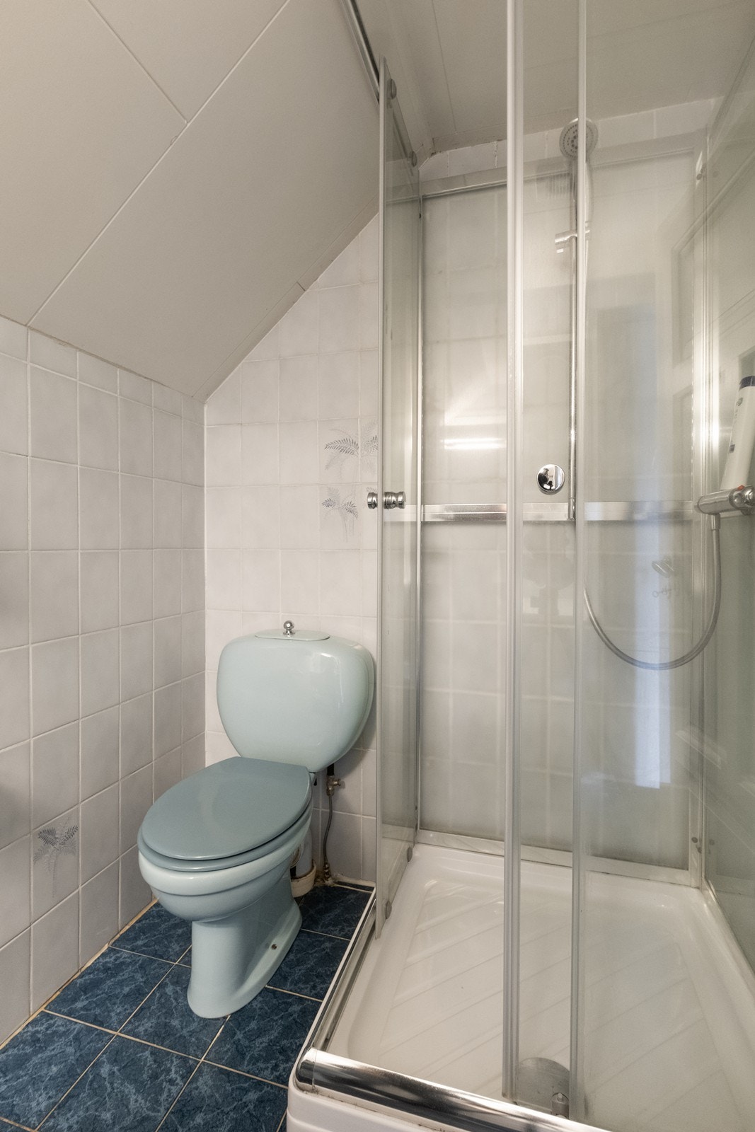 Videre er dusjkabinett og toalett er installert på badet. Galleribilde