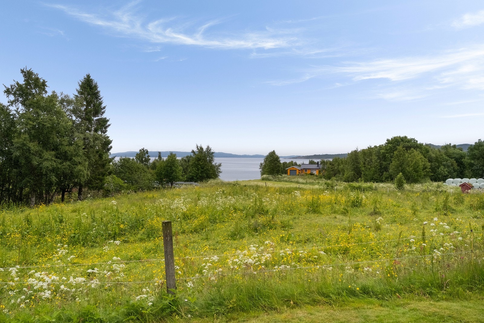Utsikt nordøstover mot Skardsbukta og Hitra. Galleribilde