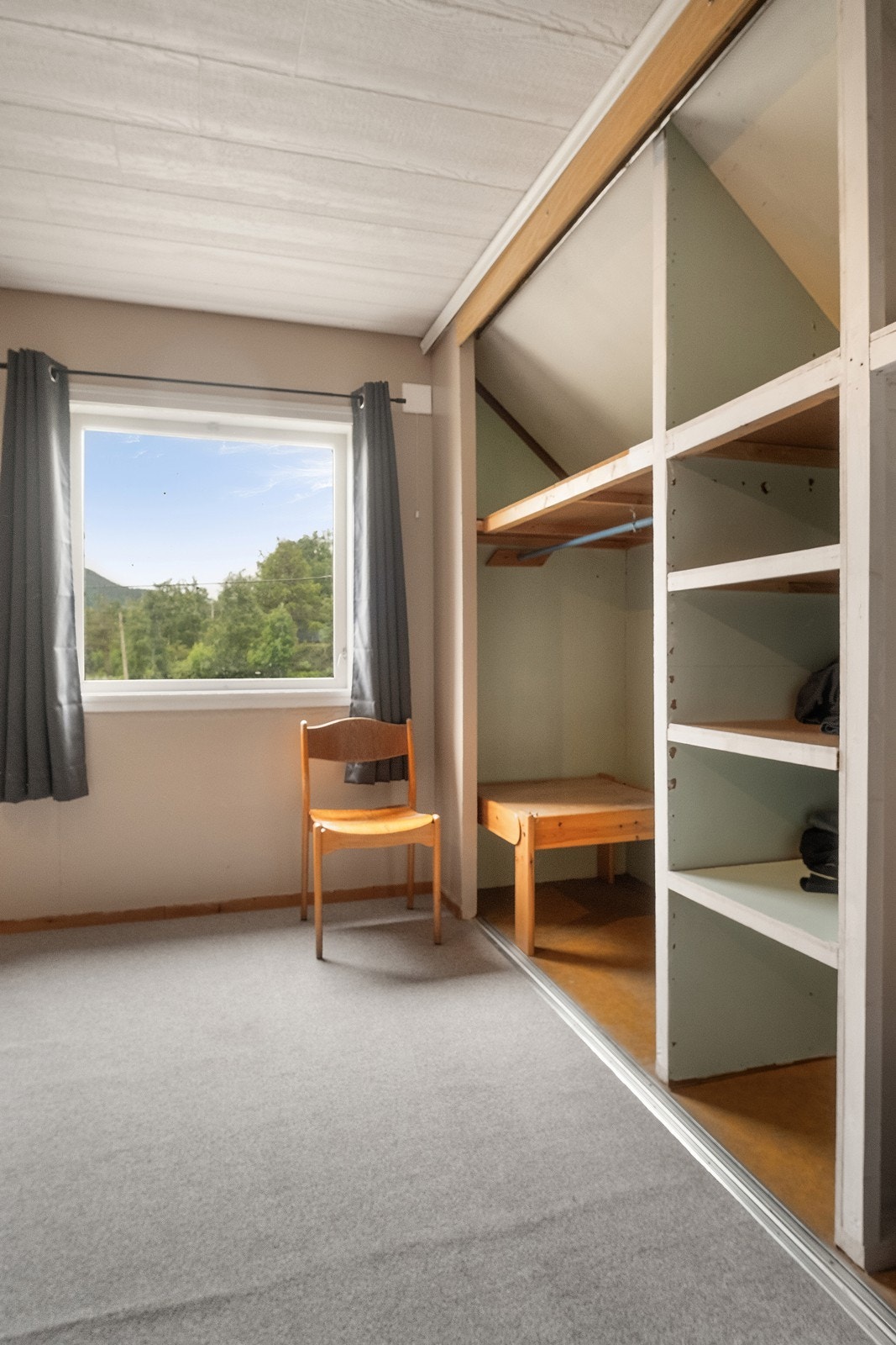 Skyvedørsgarderobe gir praktisk oppbevaringsplass på hovedsoverommet. Galleribilde