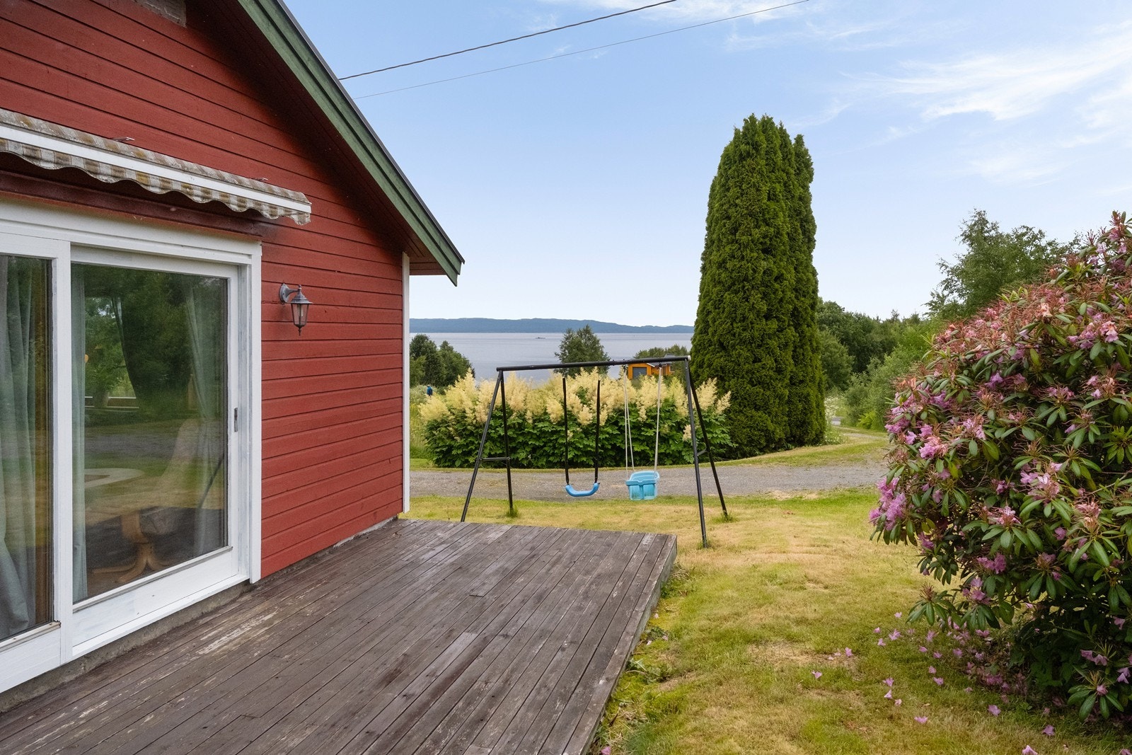 Fra terrassen har man direkte tilgang til hageområdet, og fin utsikt mot Skardsbukta. Galleribilde