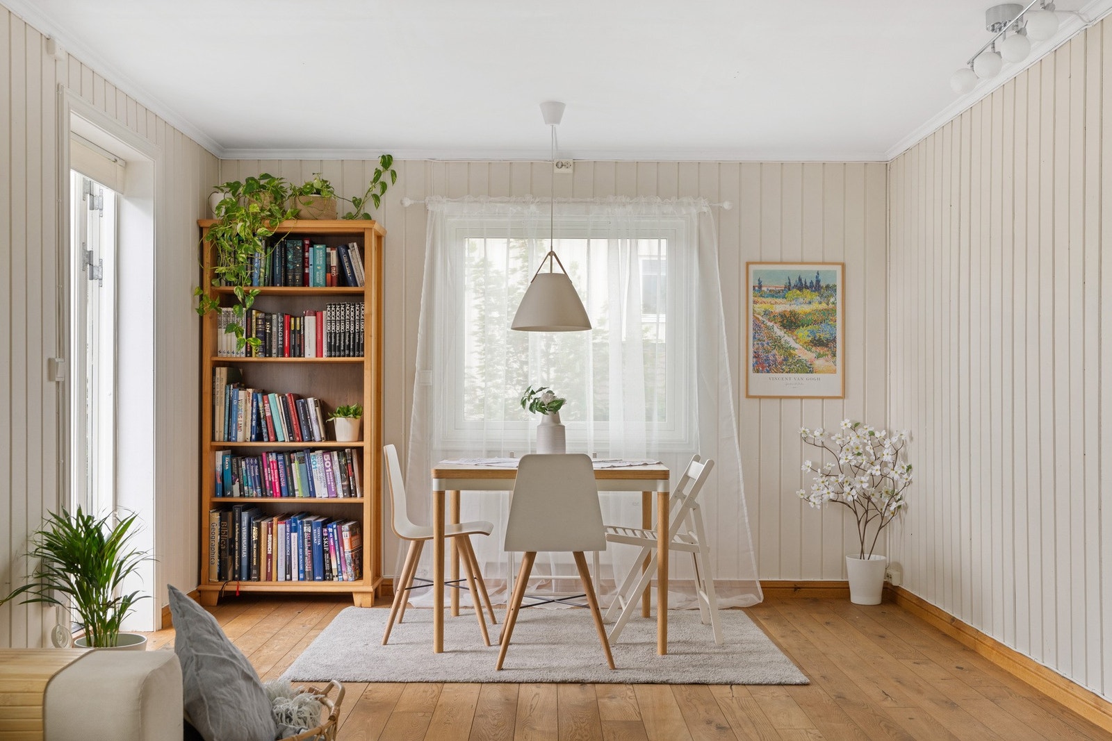 Den romslige stuen har godt med naturlig innlys. Galleribilde