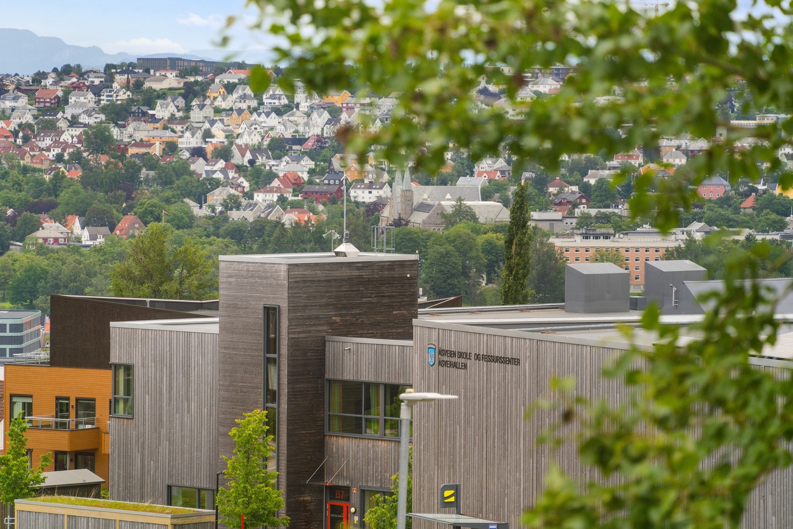Det er kort vei til attraktive Åsveien skole. Metrobuss med hyppige avganger 2-3 min fra inngangsdøren. Galleribilde