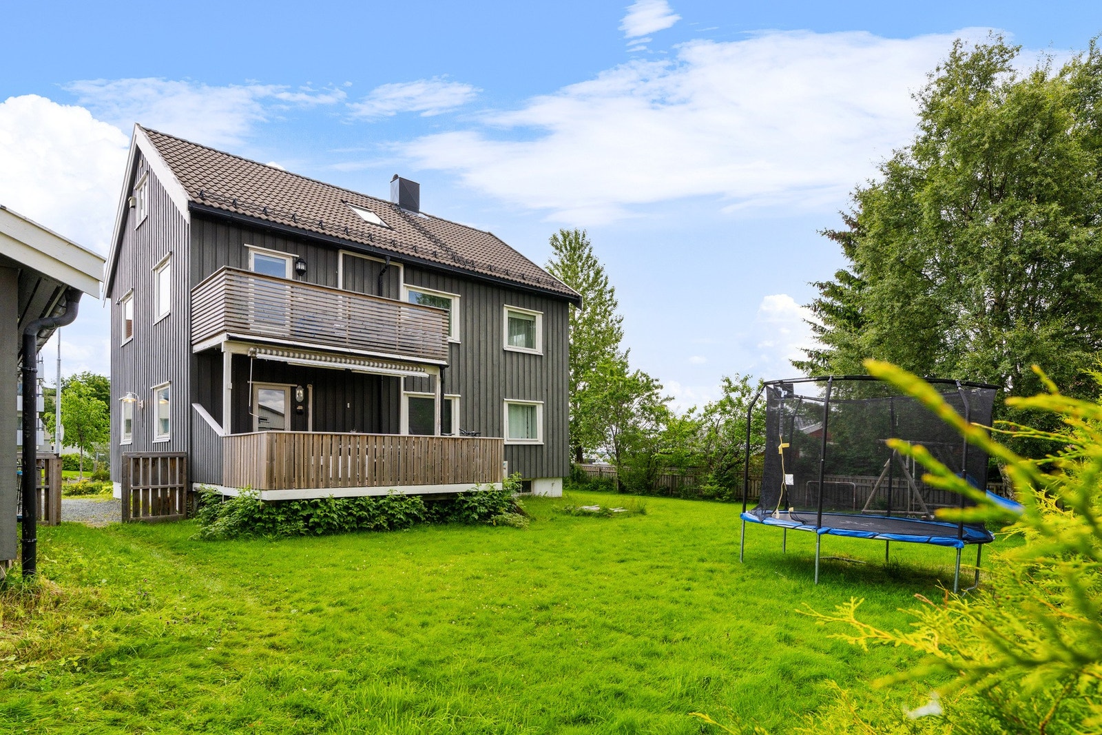 Ytterkledning er fra perioden 1996-2005. Takrenner og nedløp ble lagt 2003/2004. Galleribilde