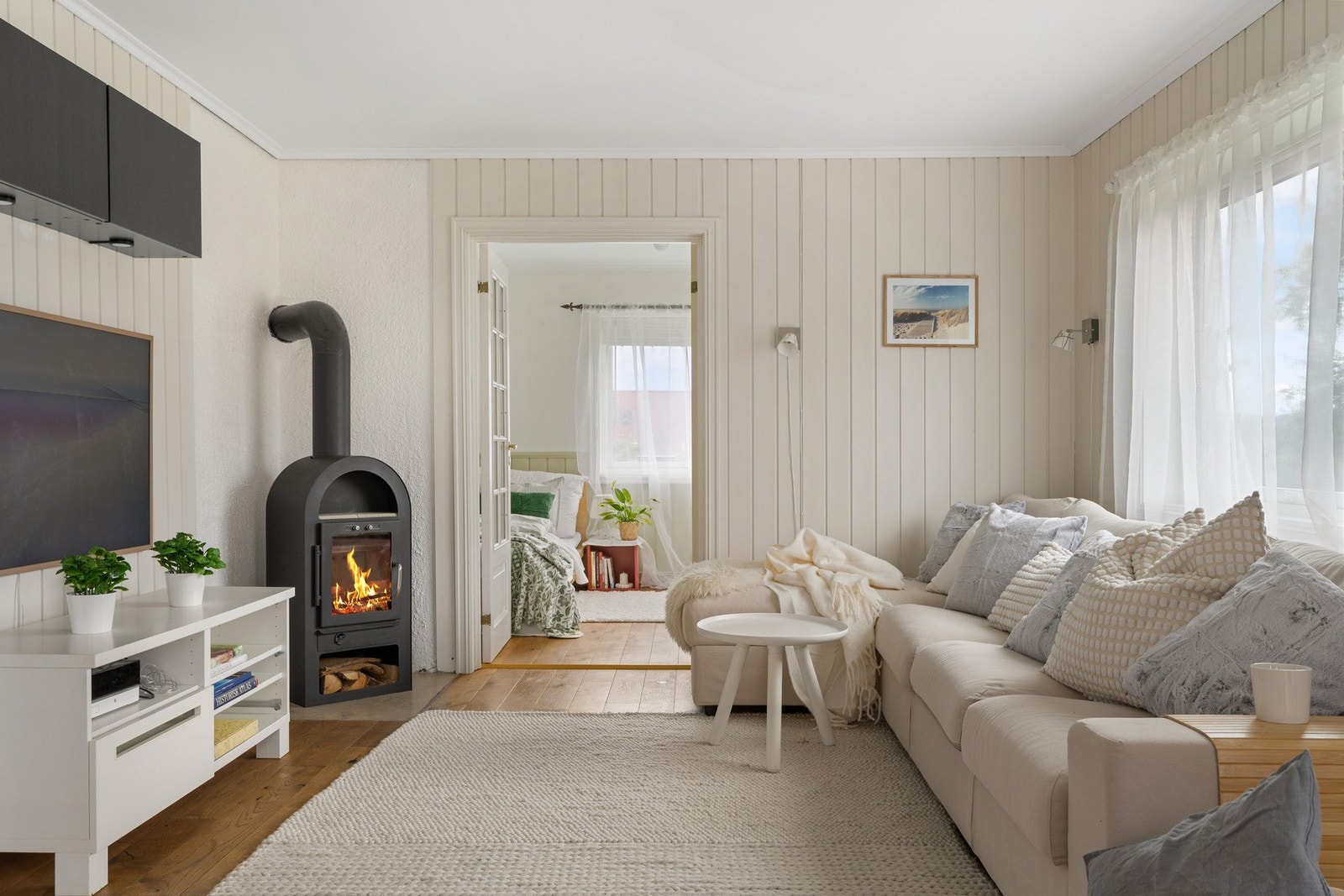 I tillegg til varmepumpen er det også en fin vedovn, som innbyr til koselige kvelder høst og vinter. Galleribilde