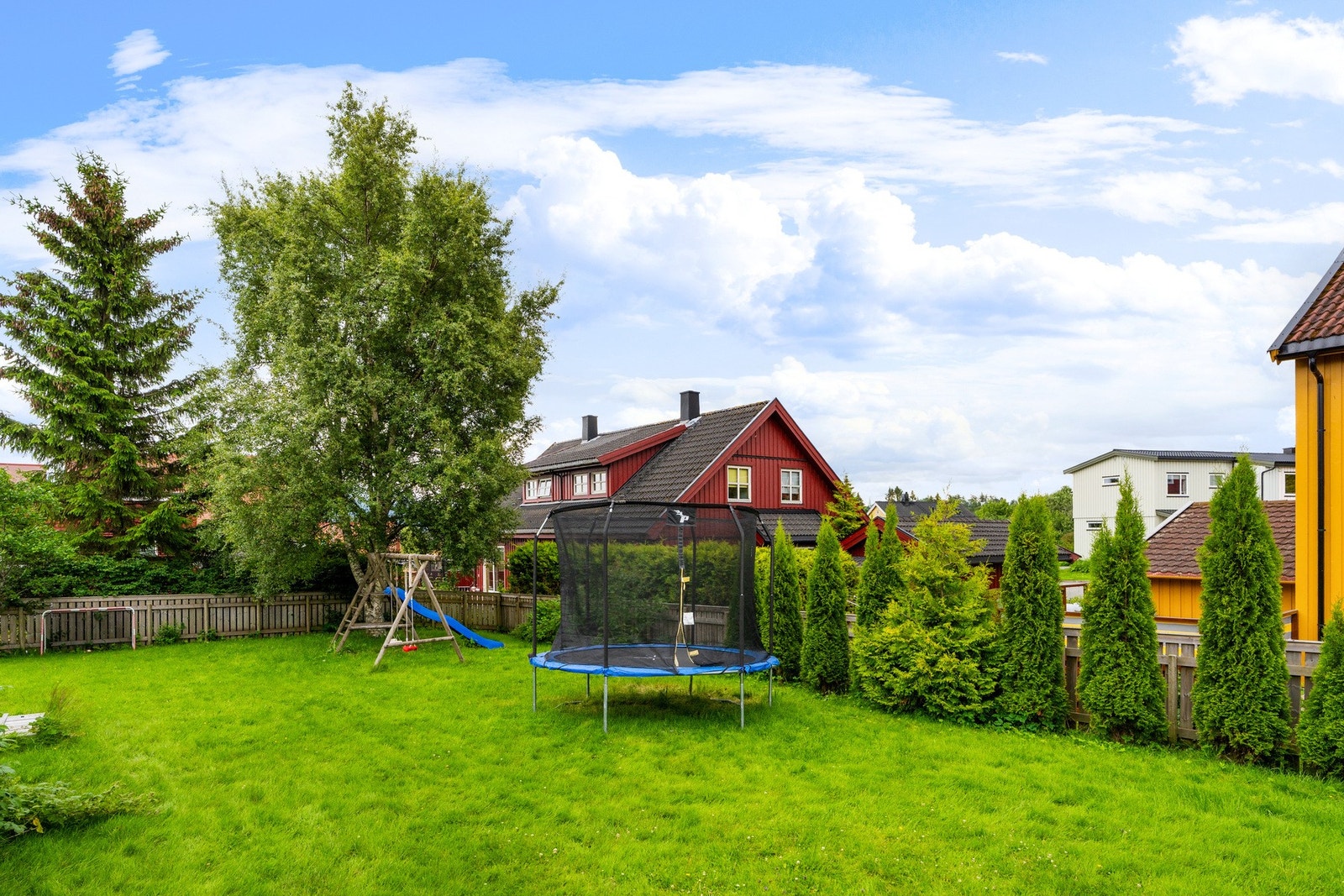I bakkant av boligen er en fin og skjermet hage. Galleribilde