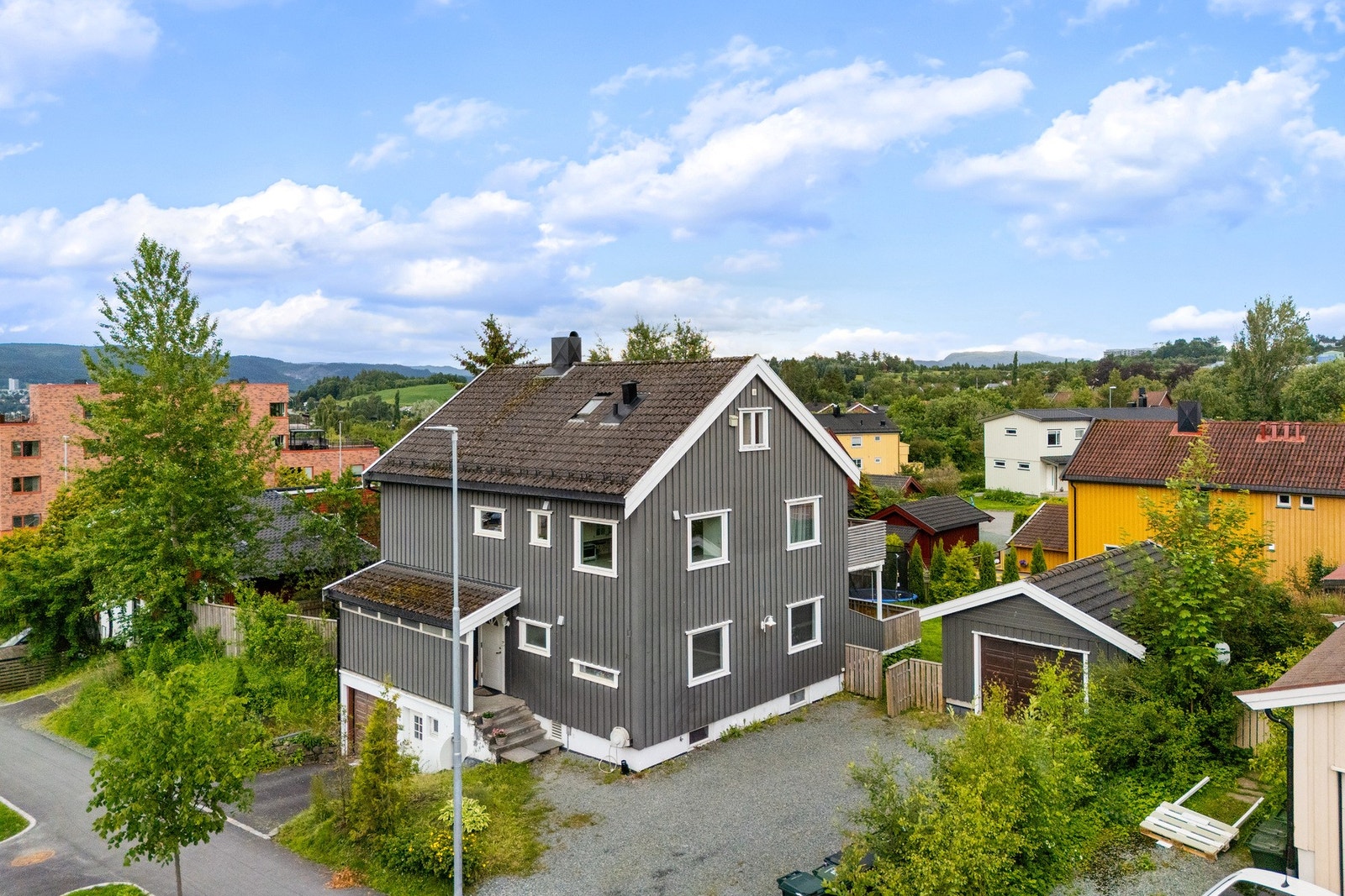 Seksjonen disponerer frittstående garasje med elbil-lader og god lagringskapasitet. Galleribilde