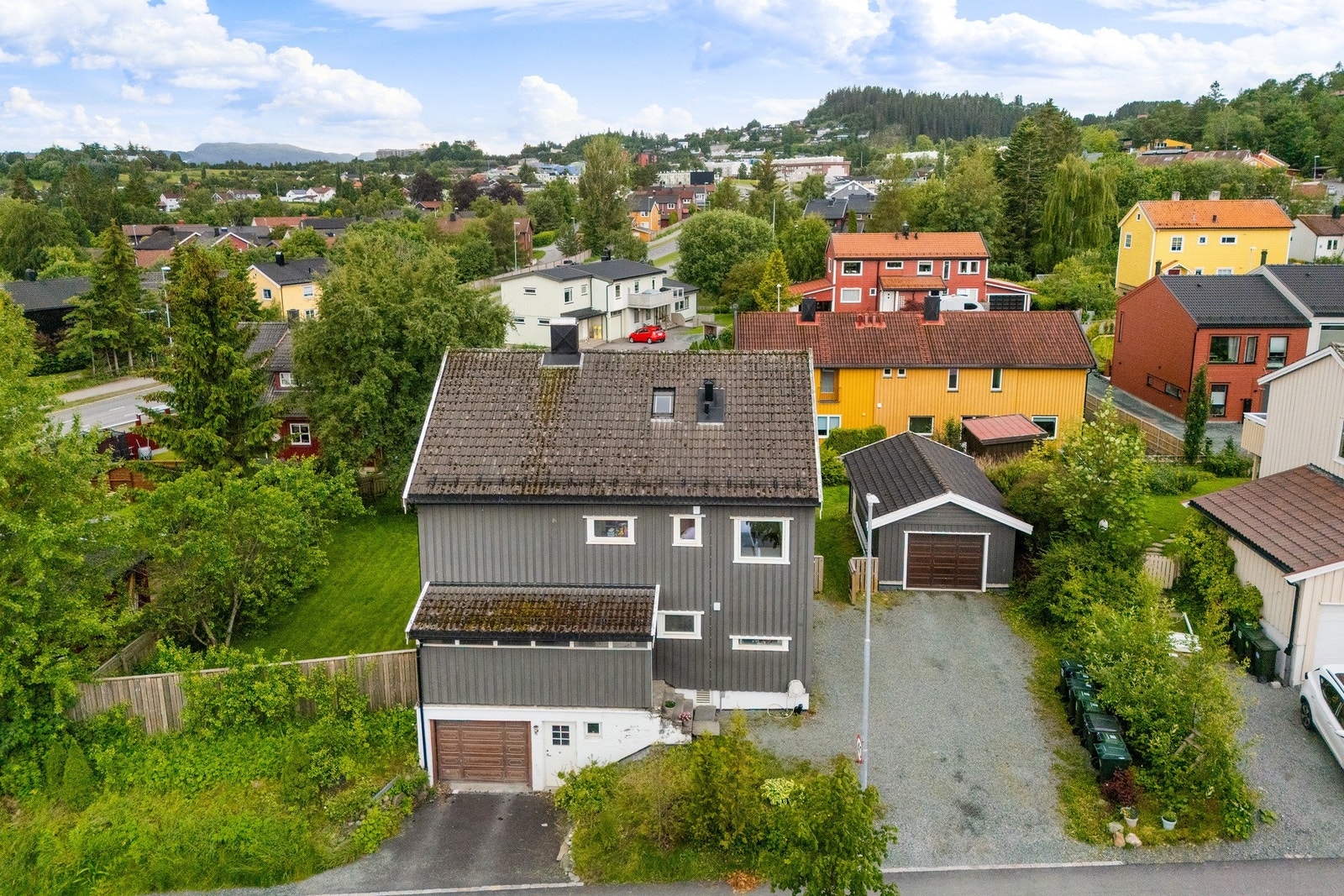 Nabo i første etasje disponerer kjeller og garasje i nedkant av boligen. Galleribilde