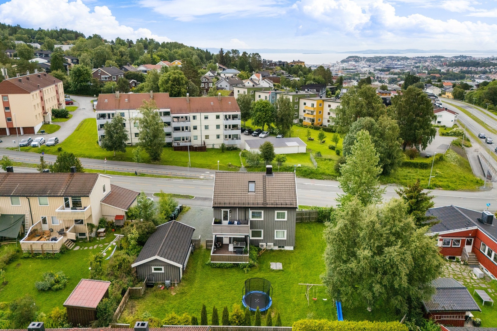 Både barneskole, ungdomsskole og flere barnehager er i kort gangavstand. Galleribilde