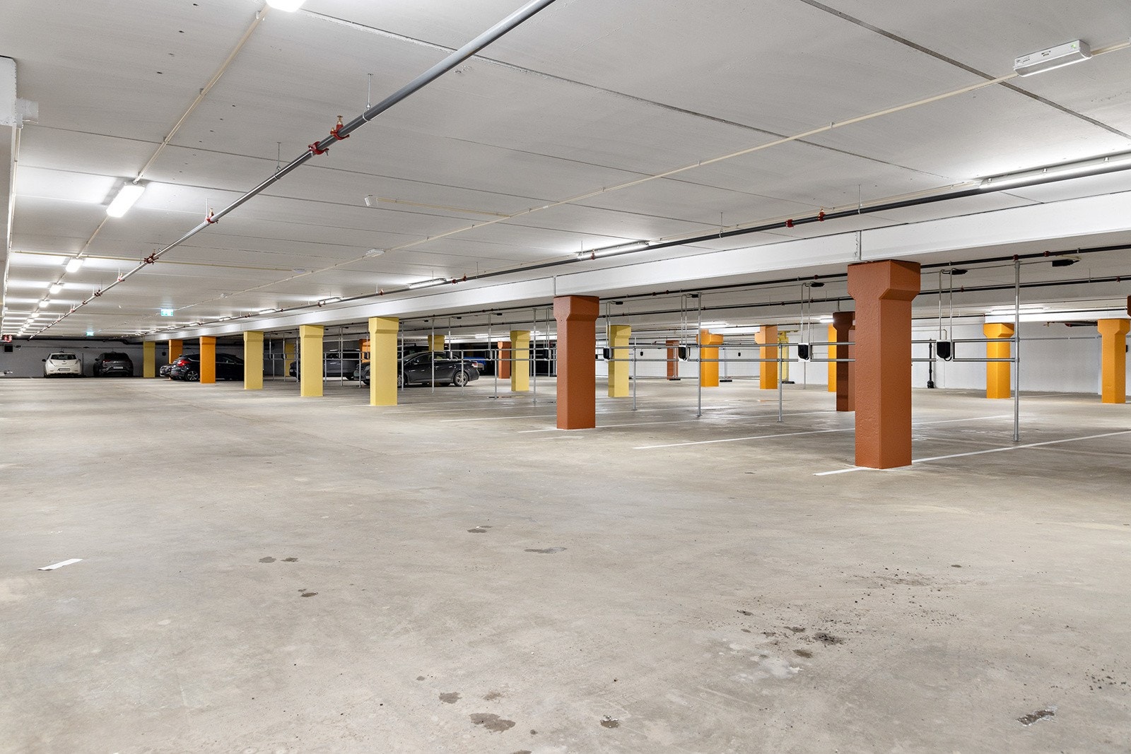 Parkeringsplass i kjeller Galleribilde