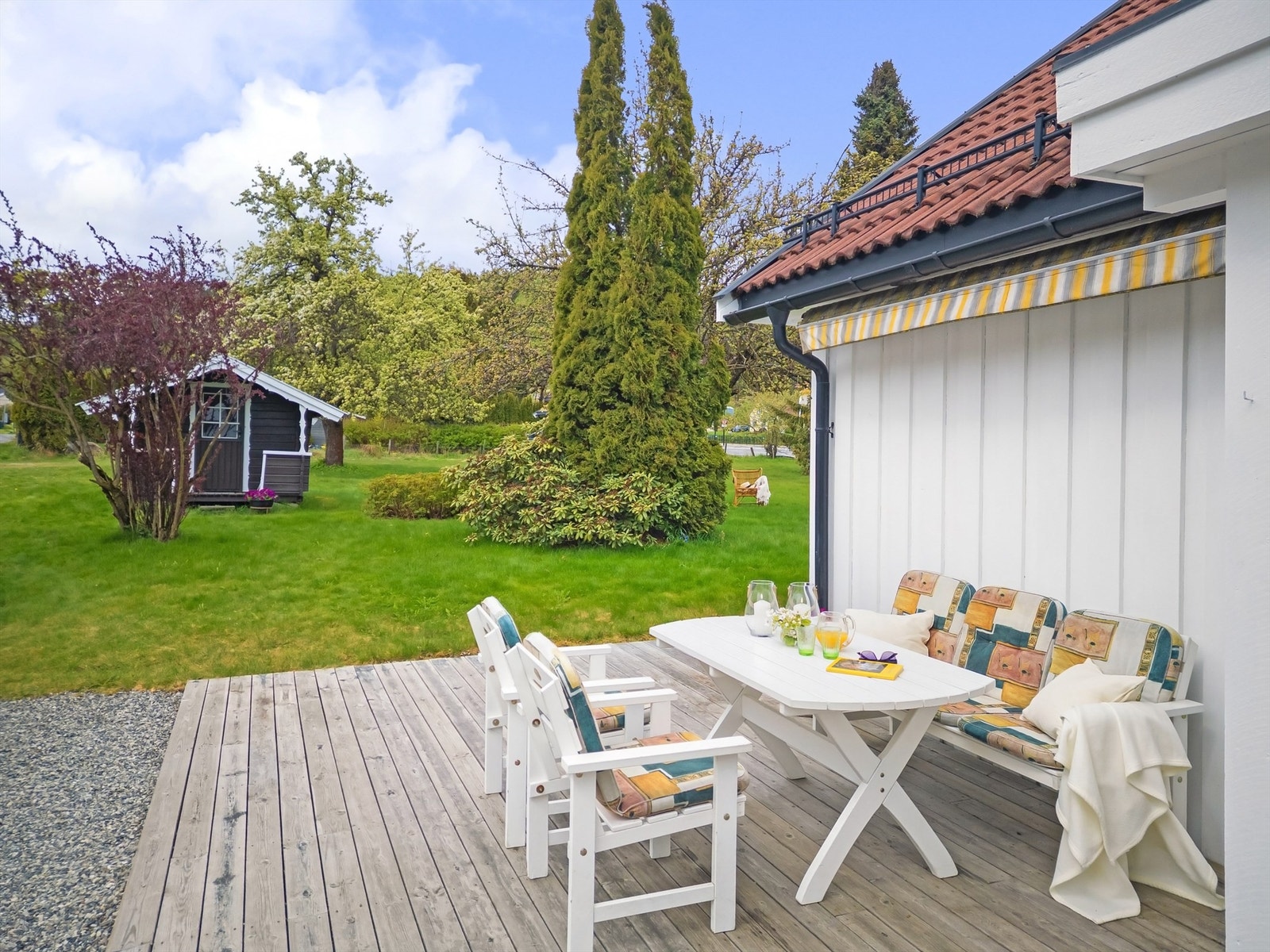 Lekestuen i hagen (står på tomten som følger med i salget) Galleribilde