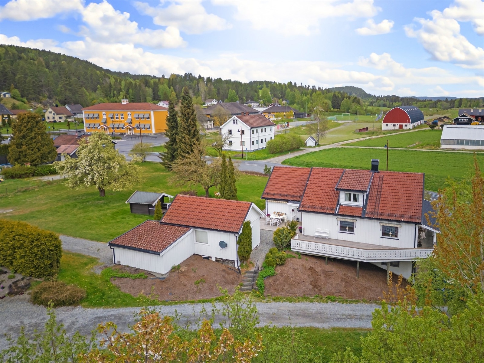 Boligen og tomten ligger i kort avstand til barneskole, kulturhus og idrettsanlegg. Foto: Emotional Landscape Production Ole Thoresen Galleribilde