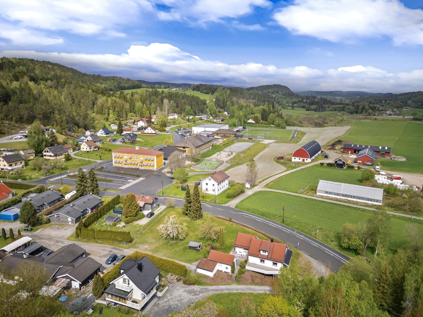 Barne- og ungdomsskole med kultursal, idrettsanlegg, idrettshall, bibliotek og SFO ca. 100 meter fra eiendommen Galleribilde