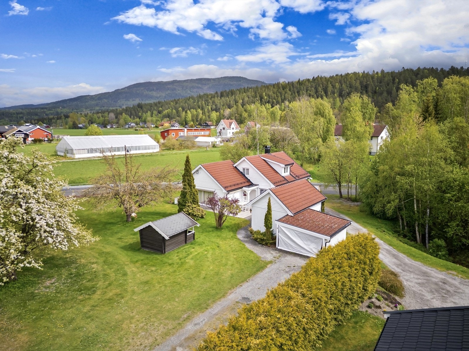 Boligen, uthus og carport ble malt i 2025 Galleribilde