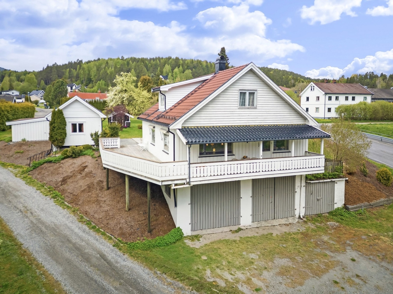 Solrik terrasse/balkong rundt store deler av boligen. En del er overbygd. Kjeller med god plass til parkering tre garasjeplasser. Ett stort rom med to porter. God takhøyde og god lengde. Kjelleren har i tillegg to boder med plass til oppbevaring. Galleribilde