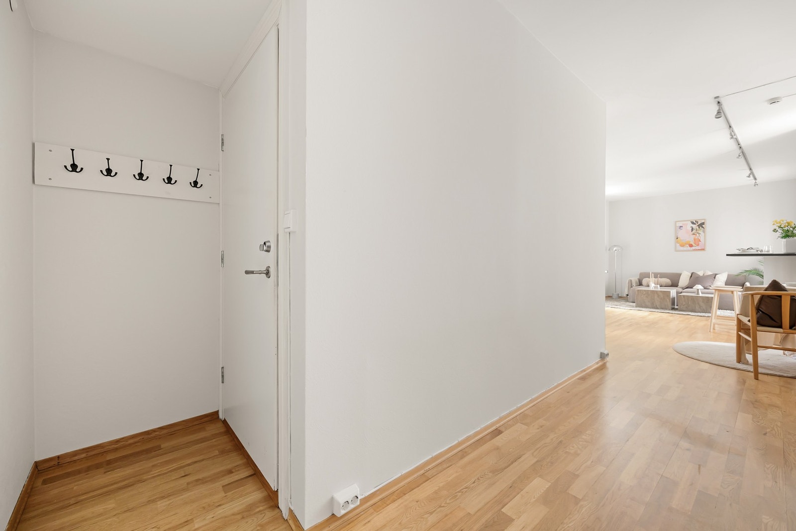 Du ønskes velkommen til en romslig entre, hvor man har både oppheng og skyvedørsgarderobe for oppbevaring Galleribilde