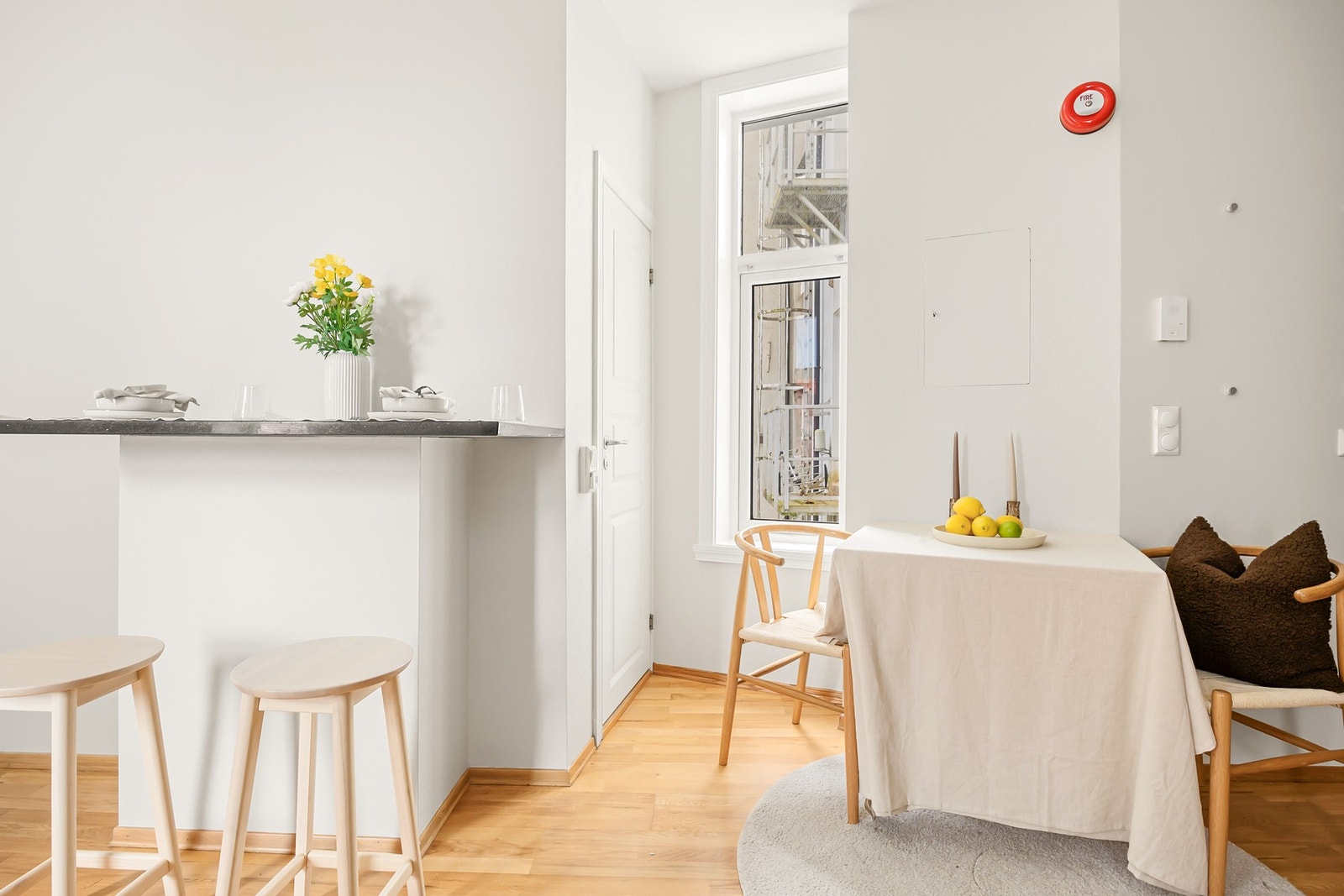 Fastmontert spisebord som kan tas opp og legges sammen ved behov Galleribilde