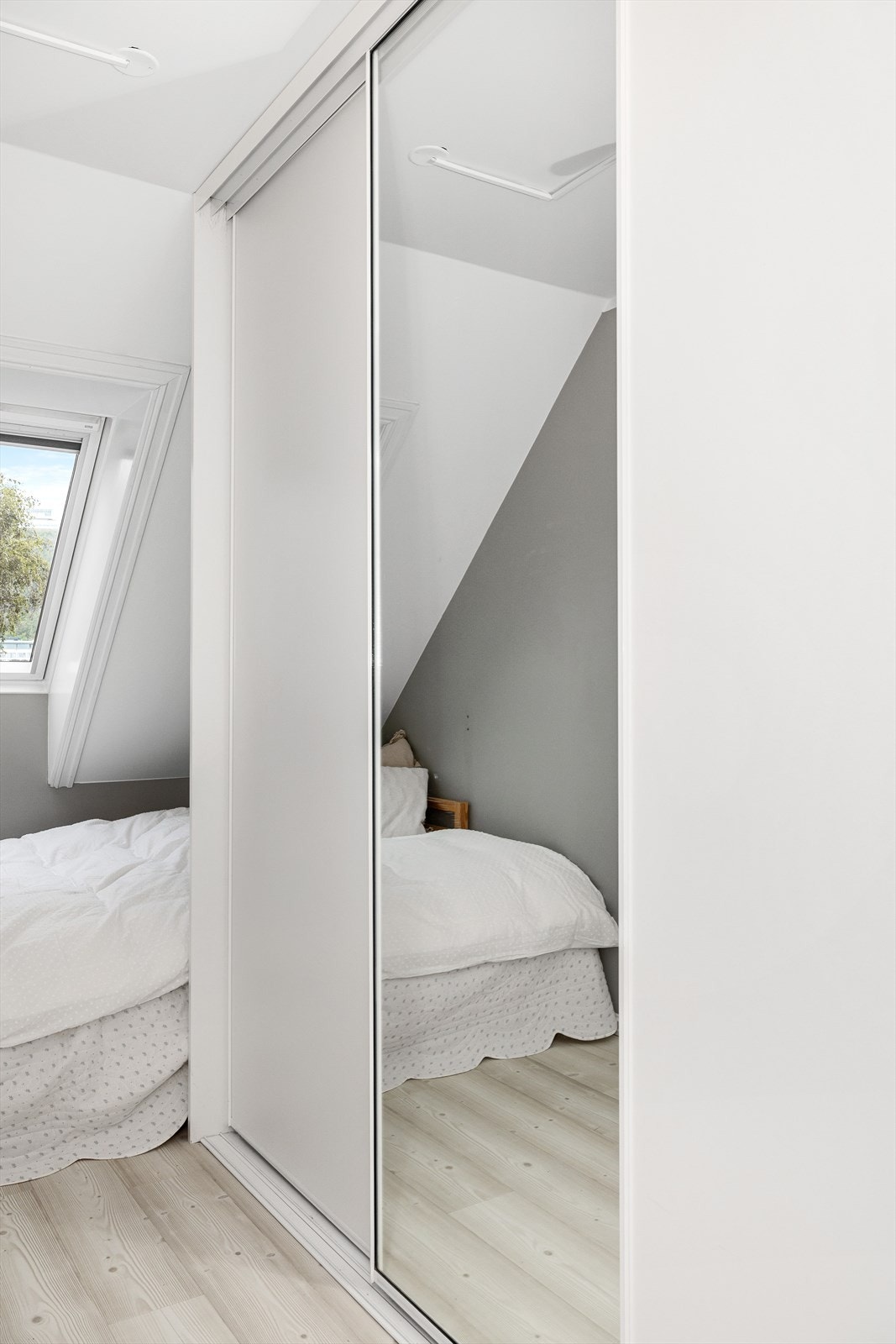 Skyvedørsgarderobe med speilfronter gir god romfølelse. Galleribilde