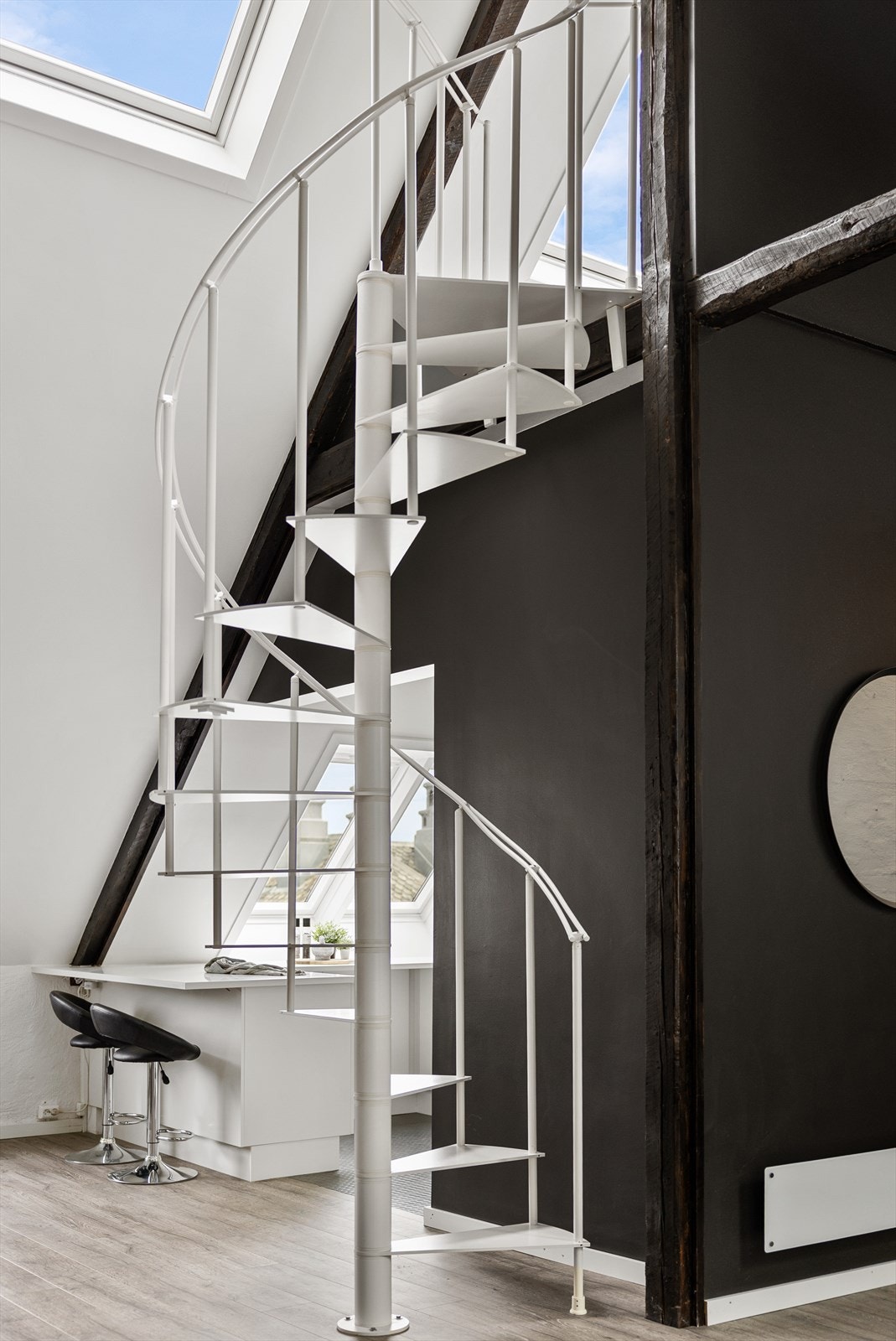 Spiraltrappen i stål forbinder stuen med hemsen. Galleribilde