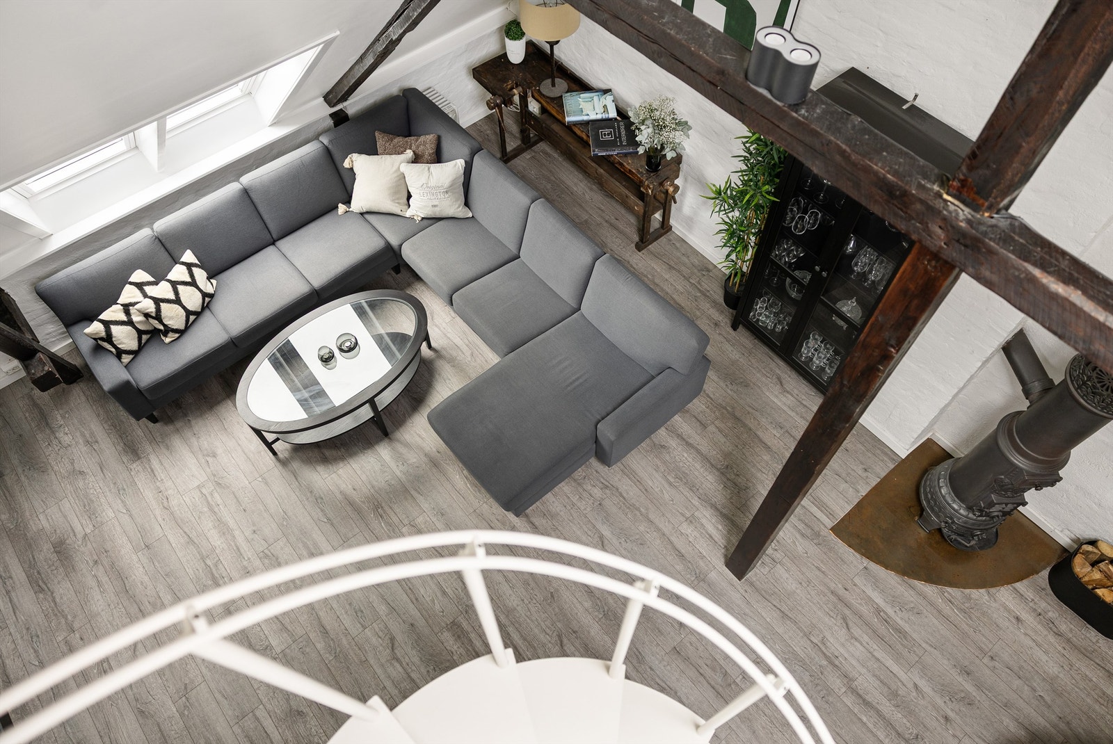 Leiligheten måler 85 m² (BRA-i) og består av åpen stue- og kjøkkenløsning, to soverom, bad og hems med toalettrom. I tillegg medfølger en bod på 1 m² i bakgård.
Foto: Odin Jæger Galleribilde