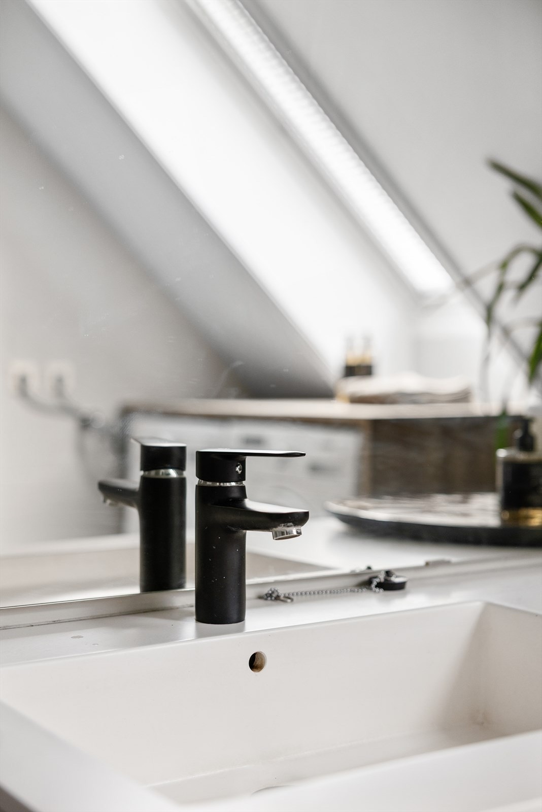 Moderne, sort blandebatteri på badet. Galleribilde