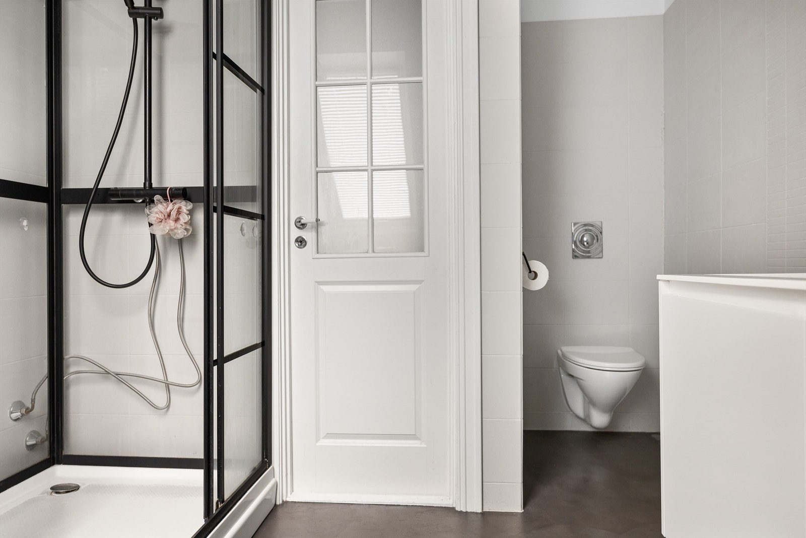 Badet har en smart planløsning med toalett i en egen, adskilt del. Galleribilde