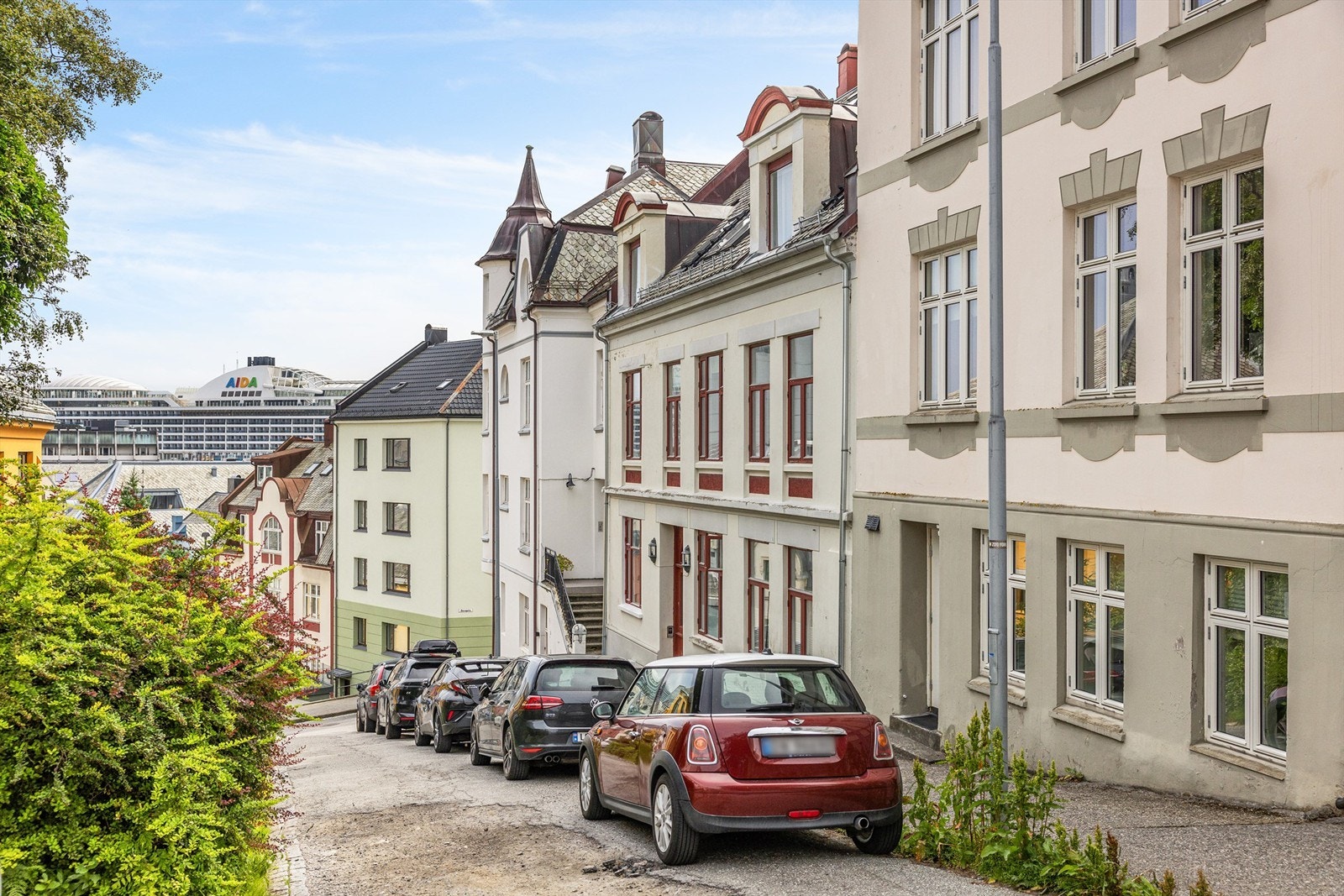 Leiligheten har en rolig og tilbaketrukket plassering, med bylivet rett utenfor døren.
Foto: Odin Jæger Galleribilde