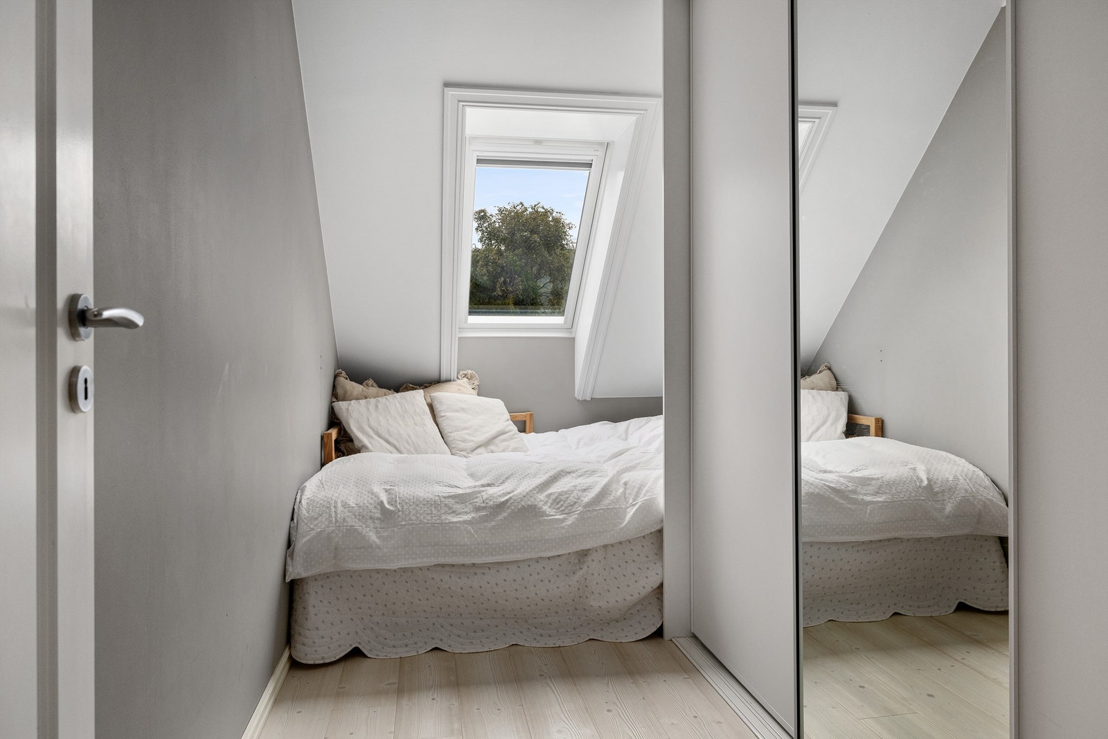 Soverom 2 er på ca. 9 m² og er også utstyrt med en praktisk garderobeløsning som gir gode oppbevaringsmuligheter. Galleribilde