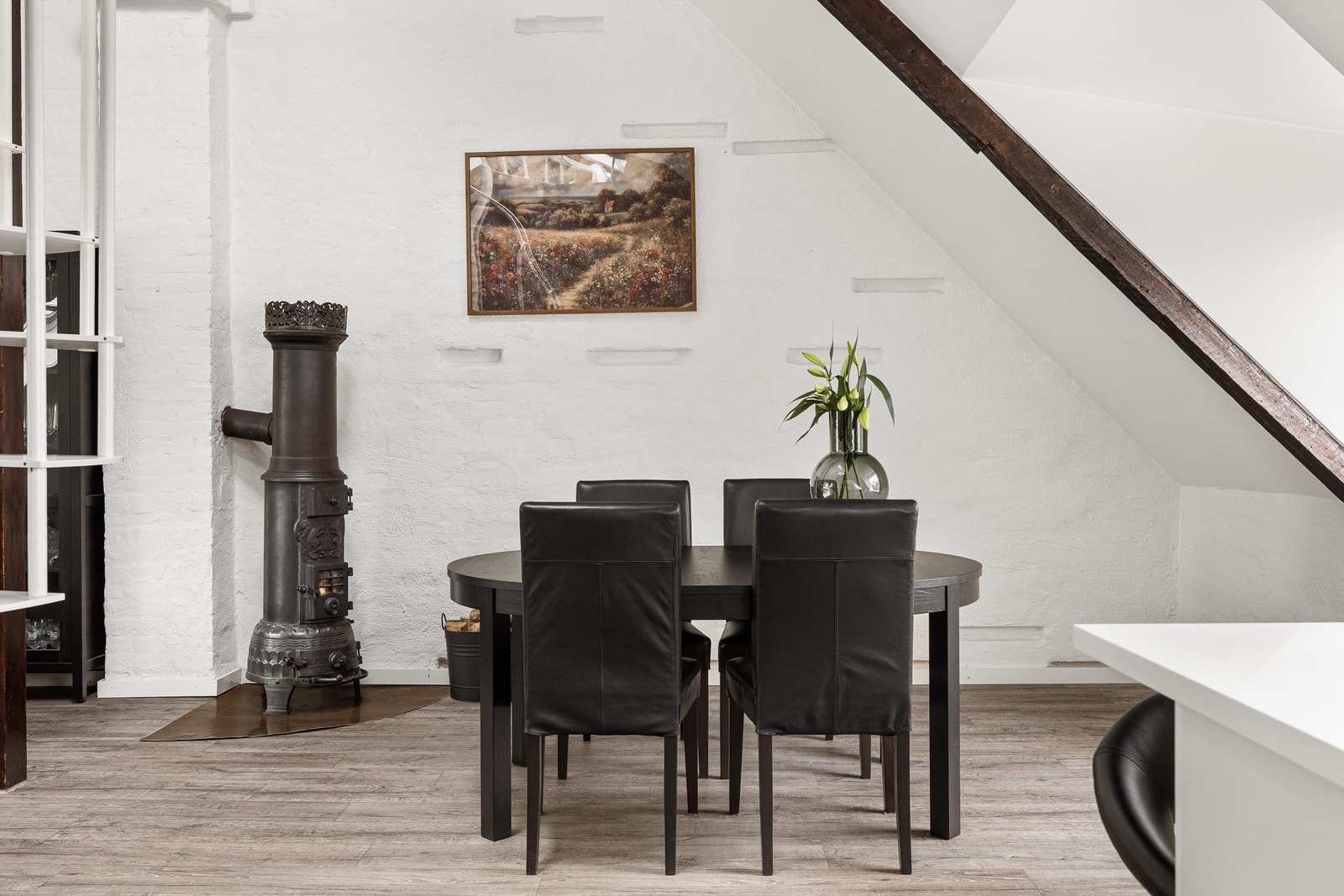 En klassisk vedovn gir ekstra varme og hygge på kalde dager. Galleribilde