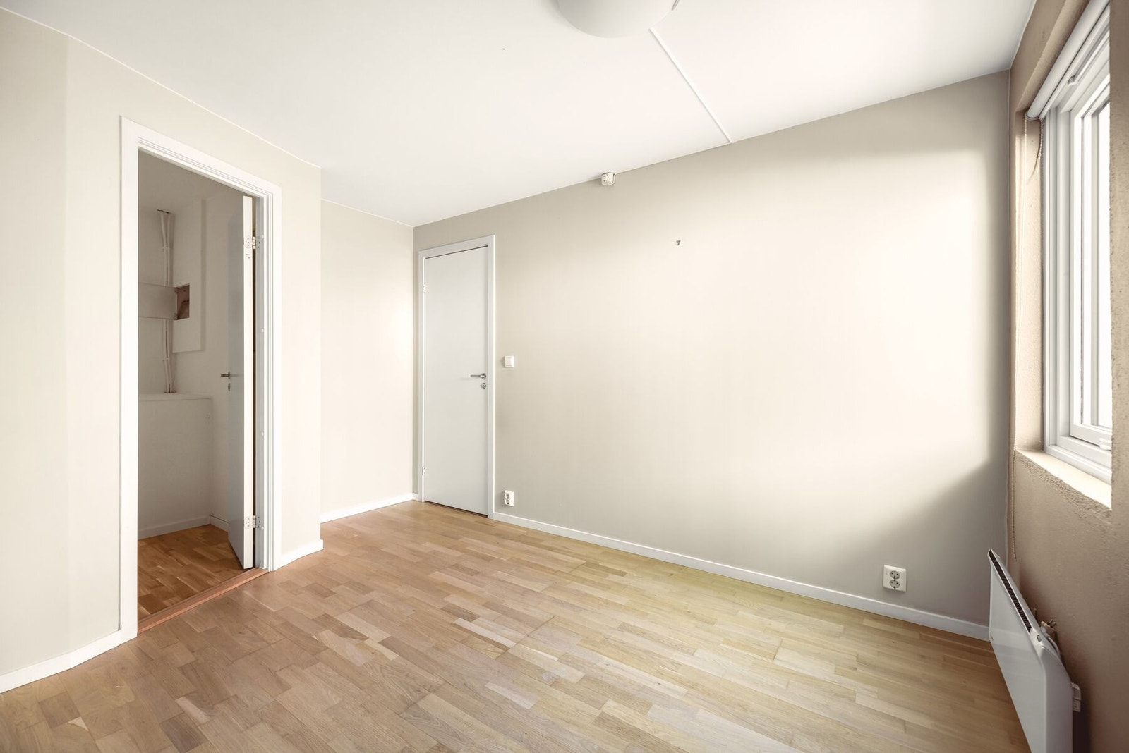 Rommet er av god størrelse og har plass til dobbeltseng, skap, og tilhørende møblement. Galleribilde