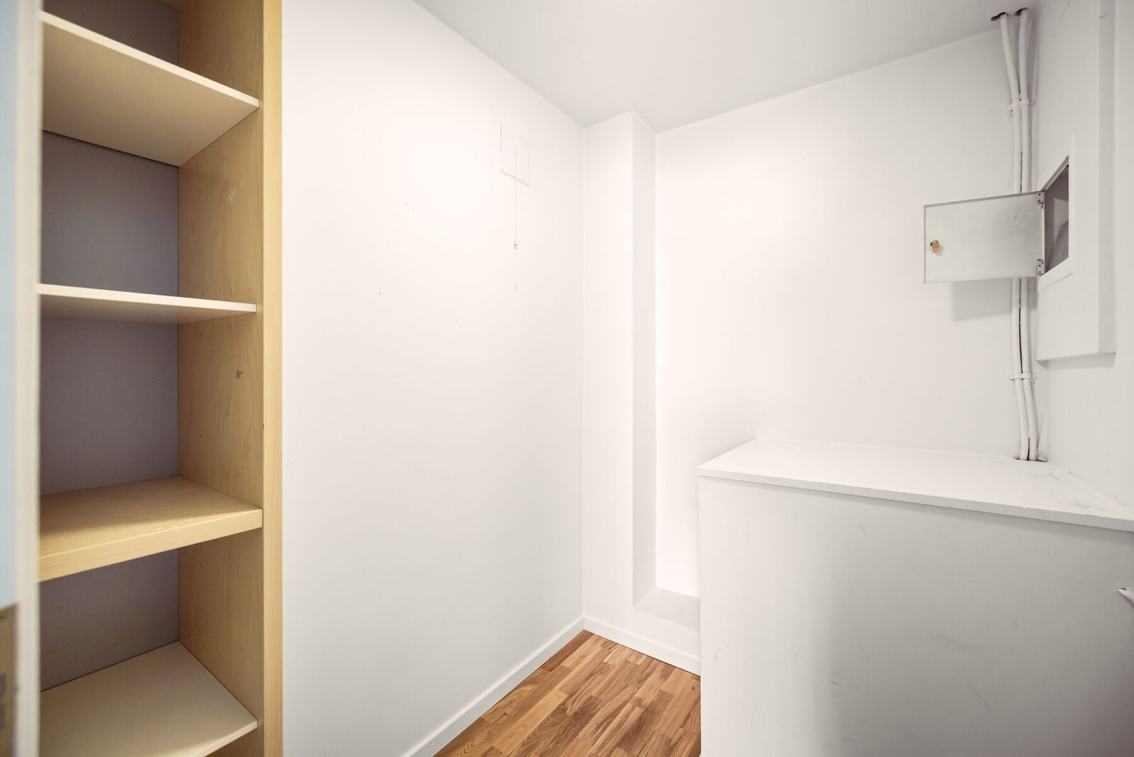 Innvendig bod/teknisk rom som enkelt kan brukes som et skap/walk-in closet. Galleribilde
