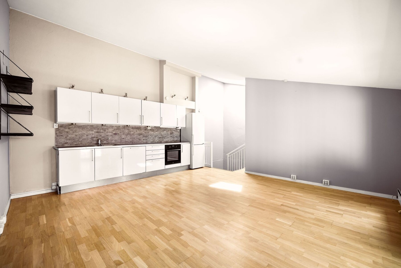 Merk det naturlige lyset som strømmer inn fra Velux takvinduet! Galleribilde
