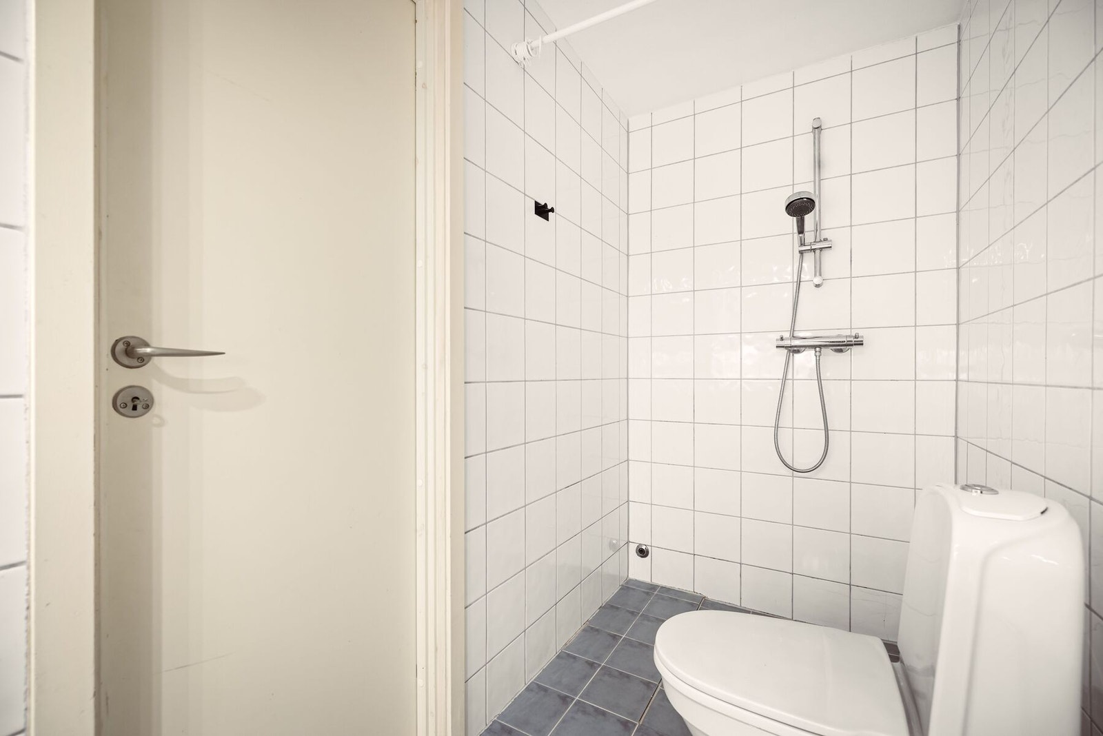 Badet er utstyrt med dusjnisje, toalett, servant, lys, og speil. Galleribilde
