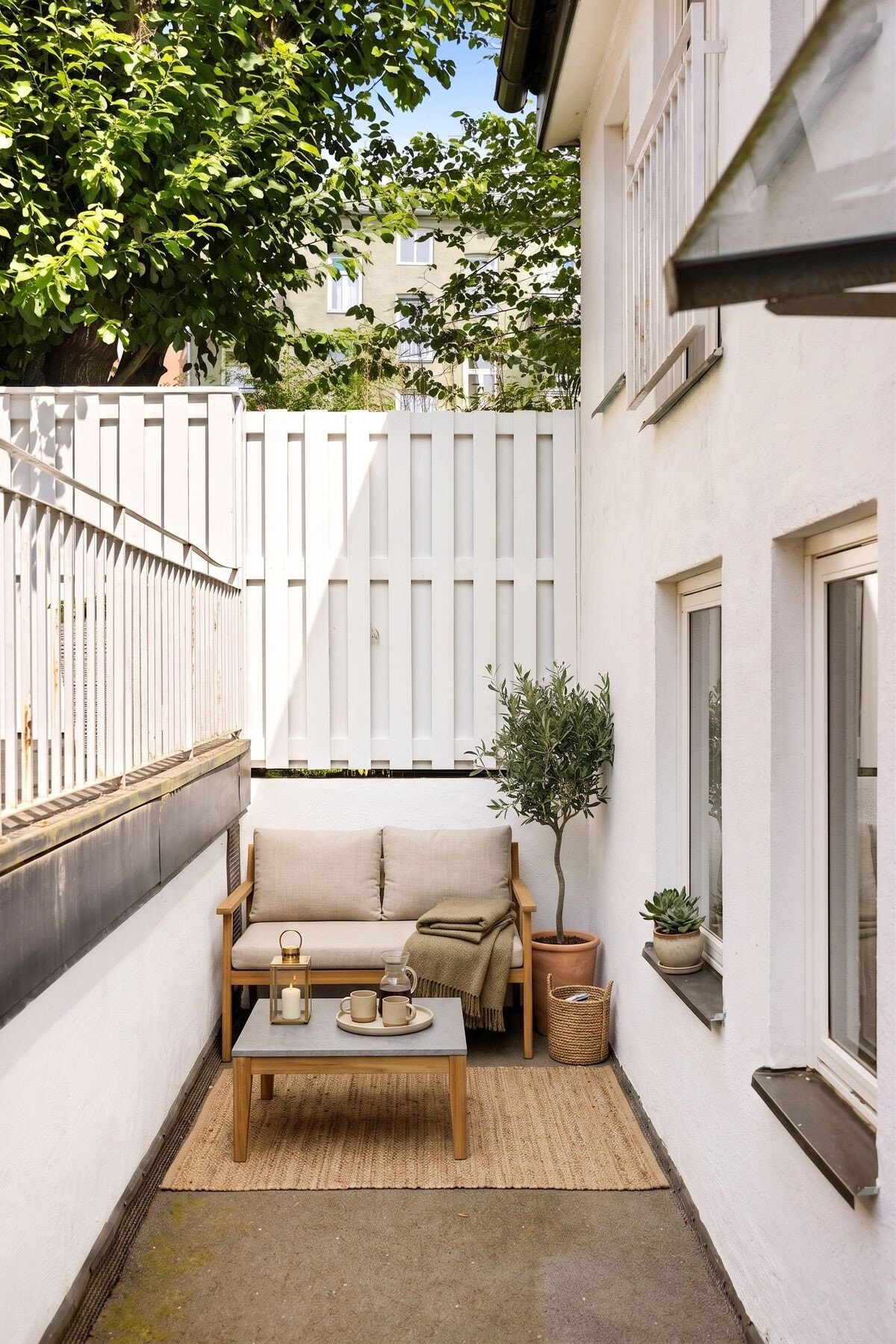 Utenfor inngangen til leiligheten er det plass til en hyggelig sittegruppe. Dette er fellesareal og tilfaller ikke leiligheten. Galleribilde
