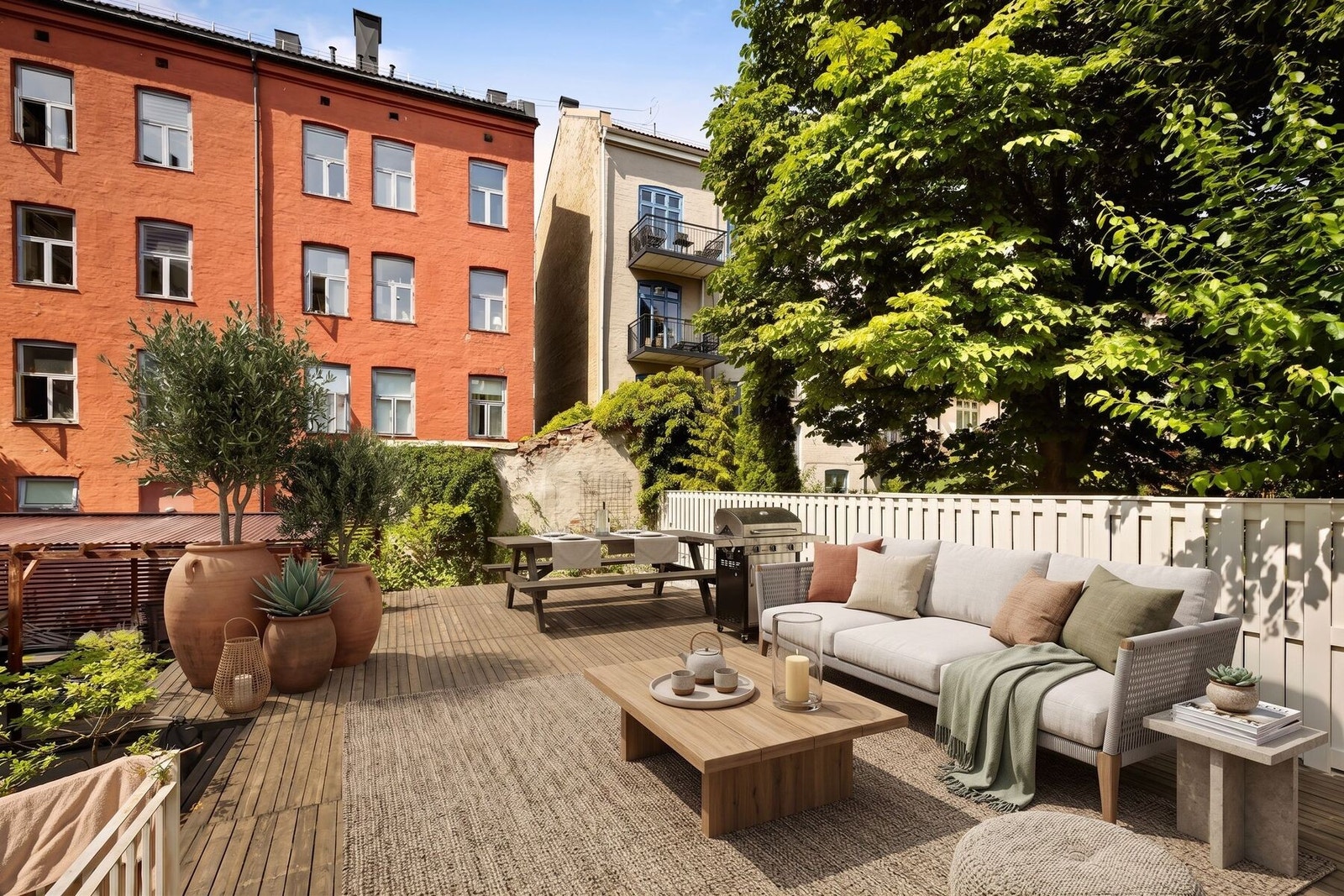 Sameiet byr på en herlig, solrik platting med utemøbler og grill til bruk for beboerne. Digitalt møblert Galleribilde