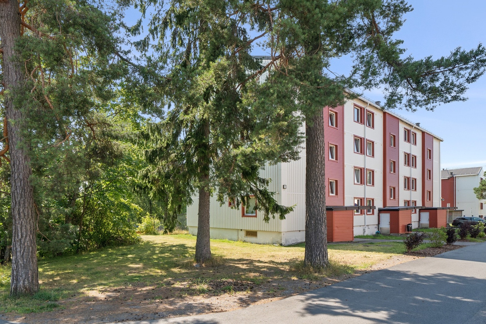 Leiligheten disponerer boder på ca. 5 m² i kjelleretasjen. Det er også felles vognrom. Borettslaget har videre et stort fellesvaskeri, som beboerne kan benytte. Galleribilde
