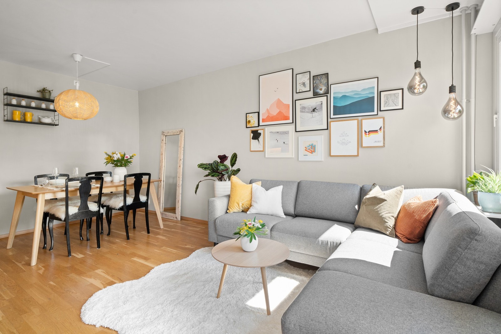 Stuen er svært godt utnyttet og har solid eikeparkett på gulv og en lys, harmonisk fargetone på veggene. Galleribilde