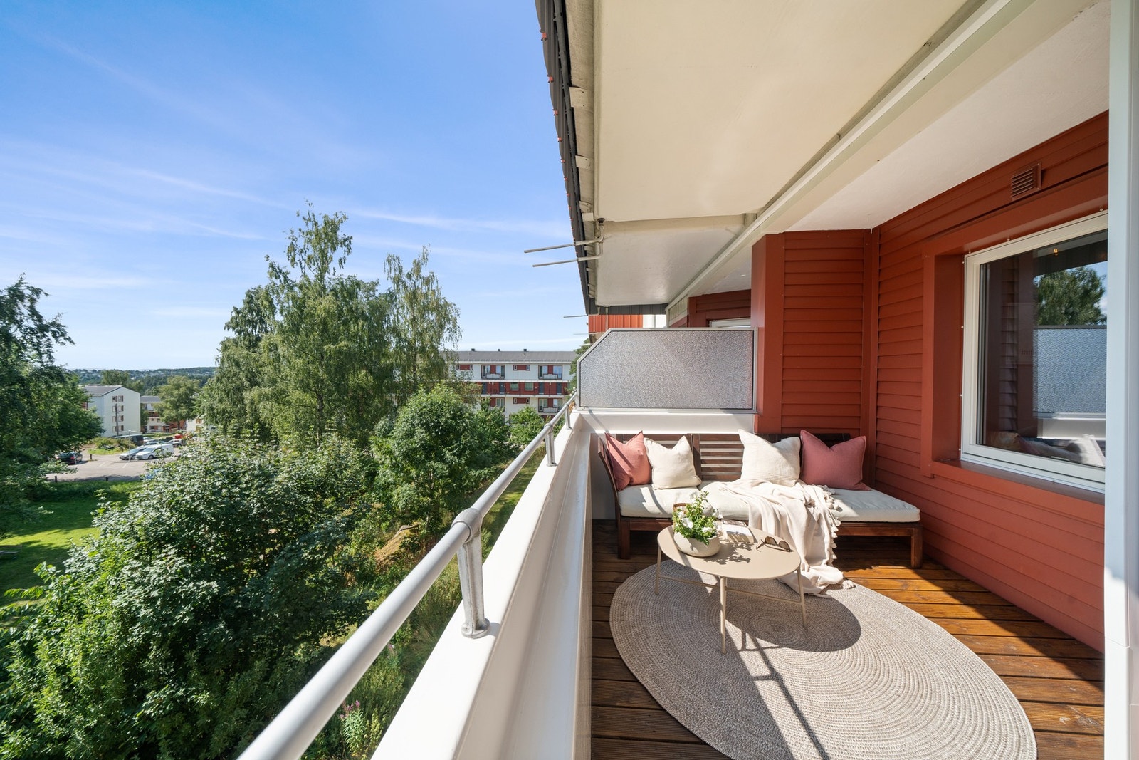 Det er fin plass til å innrede med ønsket møblement, og det er tillatt å grille med både gass og elektrisk grill på balkongen. Galleribilde