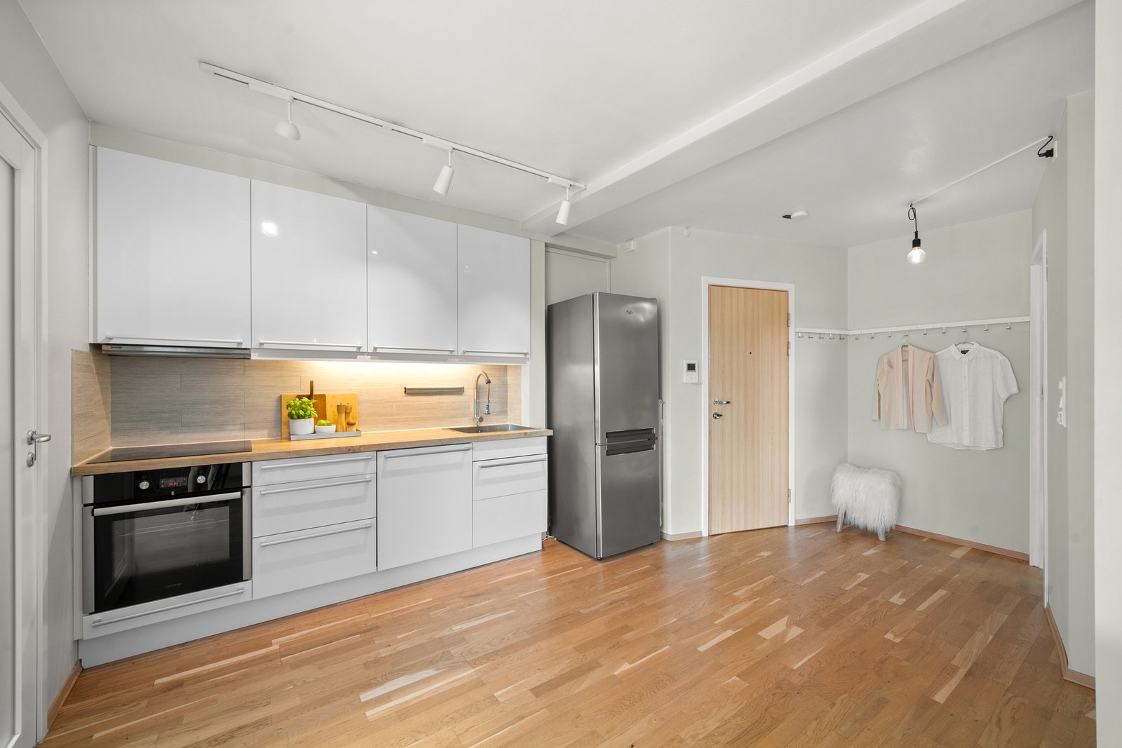 Entrén ligger åpent inn mot stue/kjøkken, og det ble i 2021 satt inn ny entrédør. Entrèn har knaggrekke for yttertøy og plass til skoskap e.l. I tillegg disponeres bod i kjeller på ca. 5 kvm. Galleribilde